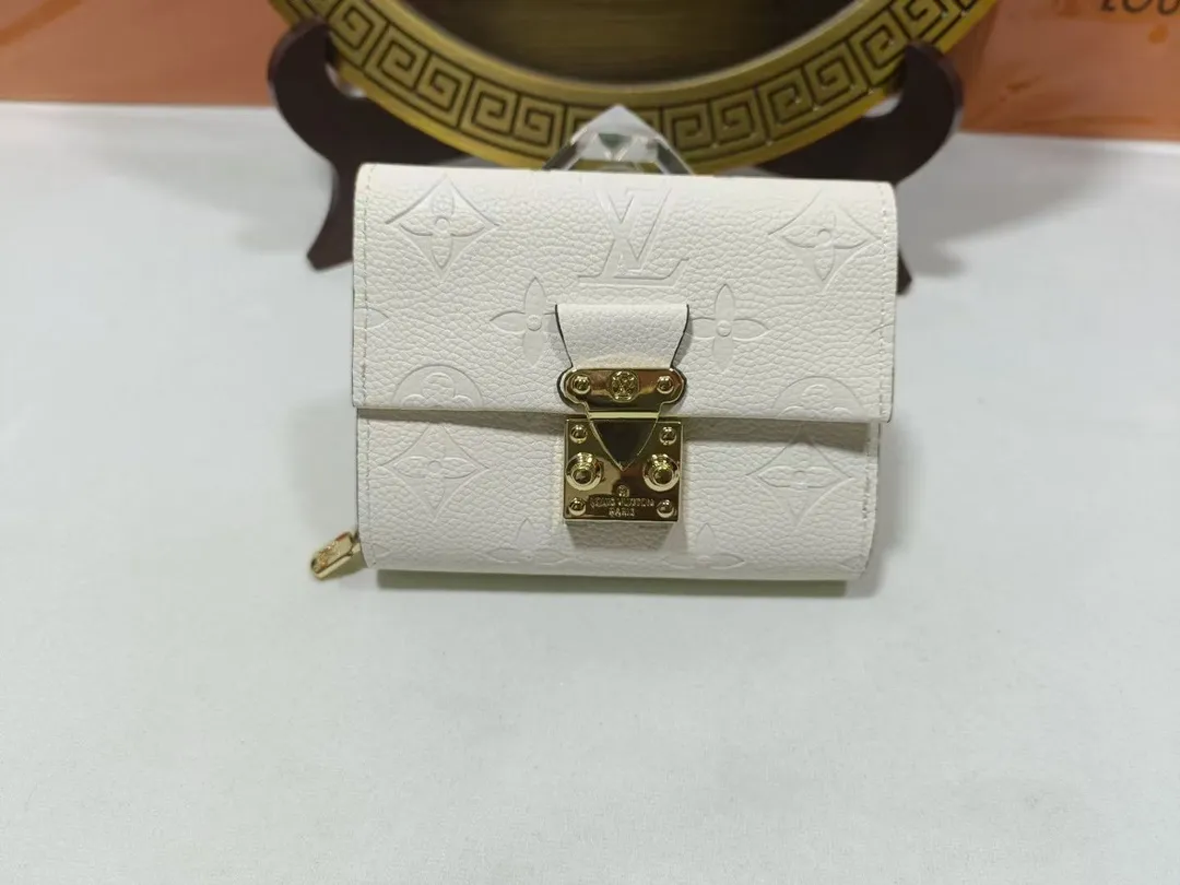 P160💰M80880 M81071 This Métis small wallet is made of soft Monogram Empreinte leather and decorated with the classic Monogram pattern, inspired by the Métis leather goods series. The wallet's flap is secured with a mini S-lock, a nod to traditional Louis Vuitton luggage. Compact yet practical, the wallet features a zippered accordion coin purse, two patch pockets and six credit card slots. Dimensions: 11.5 x 8.5 x 4 cm