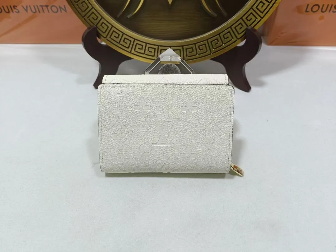 P160💰M80880 M81071 This Métis small wallet is made of soft Monogram Empreinte leather and decorated with the classic Monogram pattern, inspired by the Métis leather goods series. The wallet's flap is secured with a mini S-lock, a nod to traditional Louis Vuitton luggage. Compact yet practical, the wallet features a zippered accordion coin purse, two patch pockets and six credit card slots. Dimensions: 11.5 x 8.5 x 4 cm