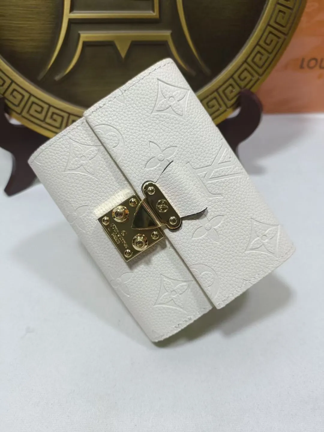 P160💰M80880 M81071 This Métis small wallet is made of soft Monogram Empreinte leather and decorated with the classic Monogram pattern, inspired by the Métis leather goods series. The wallet's flap is secured with a mini S-lock, a nod to traditional Louis Vuitton luggage. Compact yet practical, the wallet features a zippered accordion coin purse, two patch pockets and six credit card slots. Dimensions: 11.5 x 8.5 x 4 cm