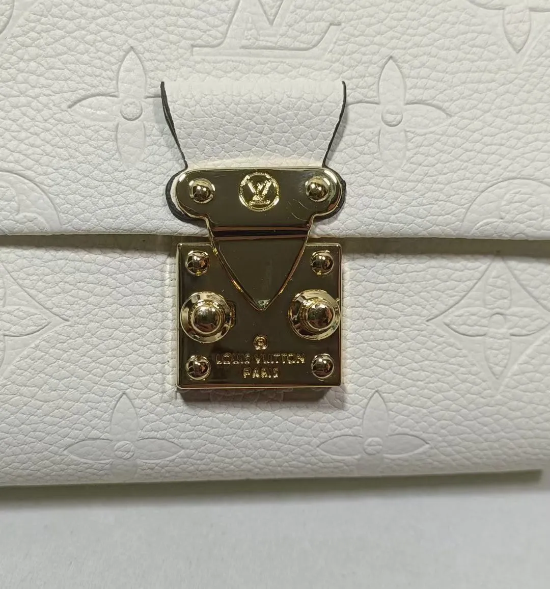 P160💰M80880 M81071 This Métis small wallet is made of soft Monogram Empreinte leather and decorated with the classic Monogram pattern, inspired by the Métis leather goods series. The wallet's flap is secured with a mini S-lock, a nod to traditional Louis Vuitton luggage. Compact yet practical, the wallet features a zippered accordion coin purse, two patch pockets and six credit card slots. Dimensions: 11.5 x 8.5 x 4 cm