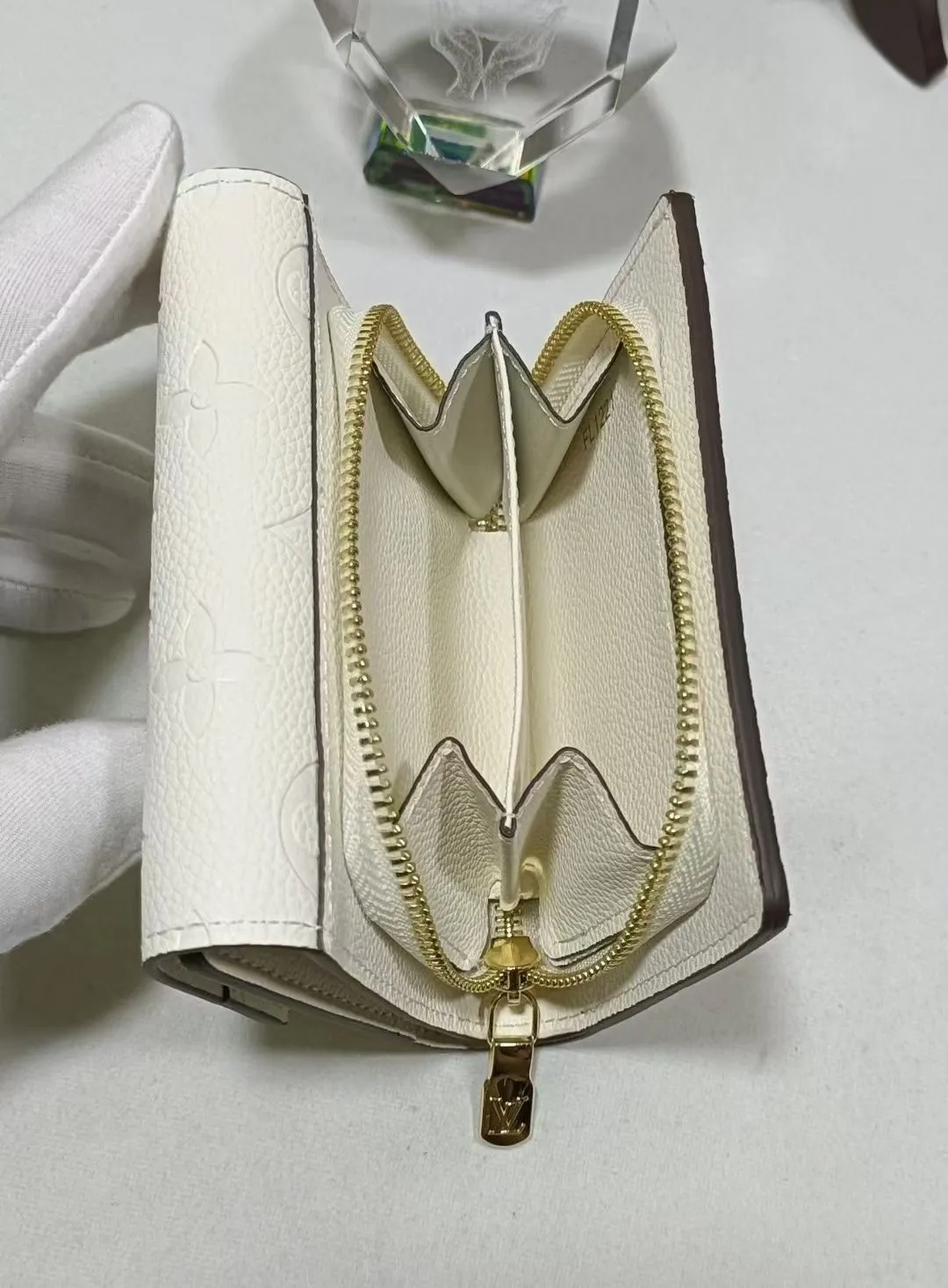P160💰M80880 M81071 This Métis small wallet is made of soft Monogram Empreinte leather and decorated with the classic Monogram pattern, inspired by the Métis leather goods series. The wallet's flap is secured with a mini S-lock, a nod to traditional Louis Vuitton luggage. Compact yet practical, the wallet features a zippered accordion coin purse, two patch pockets and six credit card slots. Dimensions: 11.5 x 8.5 x 4 cm