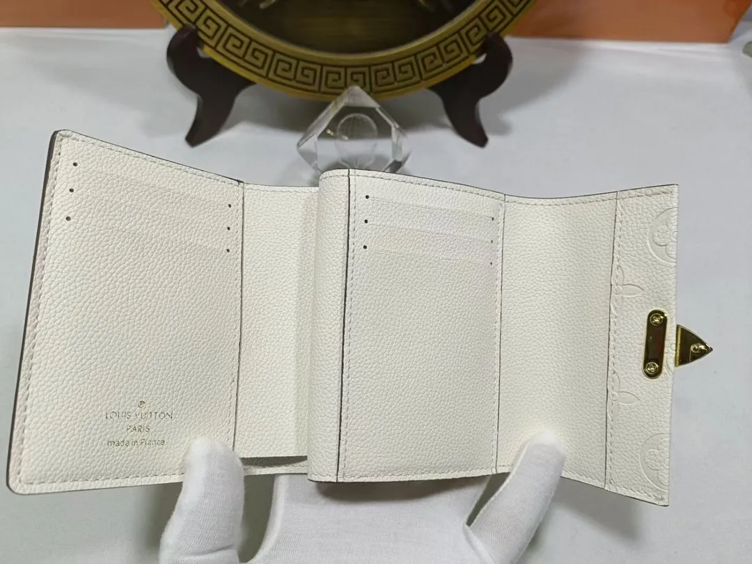 P160💰M80880 M81071 This Métis small wallet is made of soft Monogram Empreinte leather and decorated with the classic Monogram pattern, inspired by the Métis leather goods series. The wallet's flap is secured with a mini S-lock, a nod to traditional Louis Vuitton luggage. Compact yet practical, the wallet features a zippered accordion coin purse, two patch pockets and six credit card slots. Dimensions: 11.5 x 8.5 x 4 cm