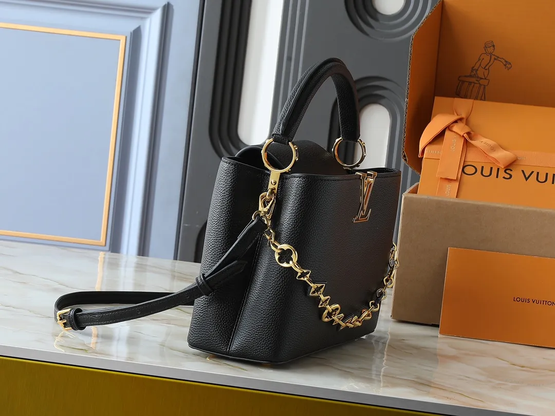💰460💰Guangzhou goods Upgraded from the original M14381 M14970 M14393 M14972 M14971 This medium Capucines handbag comes from the Harmony series and explores the inspiration of the Monogram flower with a decorative chain. Taurillon cow leather creates an elegant structure, colorful resin outlines the LV letters, and the flip cover provides two styles: external or internal. The neat interior is equipped with multiple pockets, and the detachable and adjustable shoulder strap makes it easy to wear cross-body. Dimensions: 31.5 x 20.0 x 11.0 cm (length x height x width)