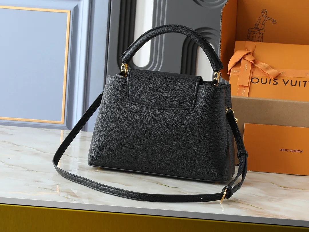 💰460💰Guangzhou goods Upgraded from the original M14381 M14970 M14393 M14972 M14971 This medium Capucines handbag comes from the Harmony series and explores the inspiration of the Monogram flower with a decorative chain. Taurillon cow leather creates an elegant structure, colorful resin outlines the LV letters, and the flip cover provides two styles: external or internal. The neat interior is equipped with multiple pockets, and the detachable and adjustable shoulder strap makes it easy to wear cross-body. Dimensions: 31.5 x 20.0 x 11.0 cm (length x height x width)