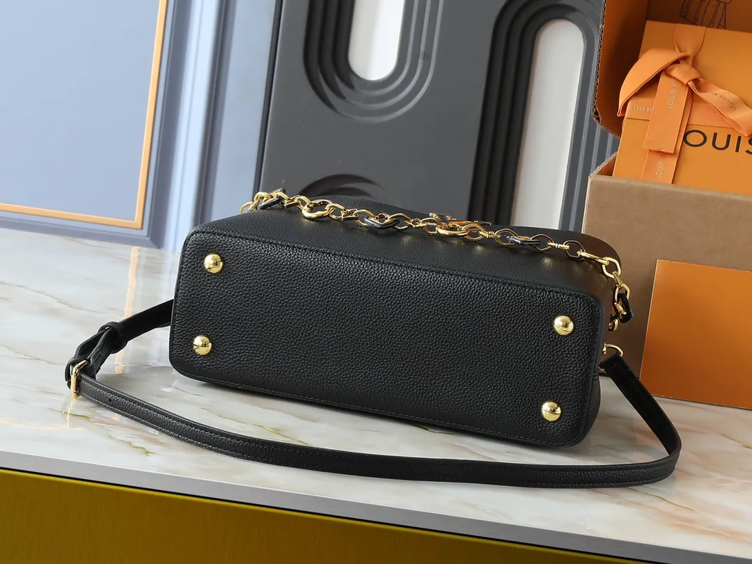 💰460💰Guangzhou goods Upgraded from the original M14381 M14970 M14393 M14972 M14971 This medium Capucines handbag comes from the Harmony series and explores the inspiration of the Monogram flower with a decorative chain. Taurillon cow leather creates an elegant structure, colorful resin outlines the LV letters, and the flip cover provides two styles: external or internal. The neat interior is equipped with multiple pockets, and the detachable and adjustable shoulder strap makes it easy to wear cross-body. Dimensions: 31.5 x 20.0 x 11.0 cm (length x height x width)