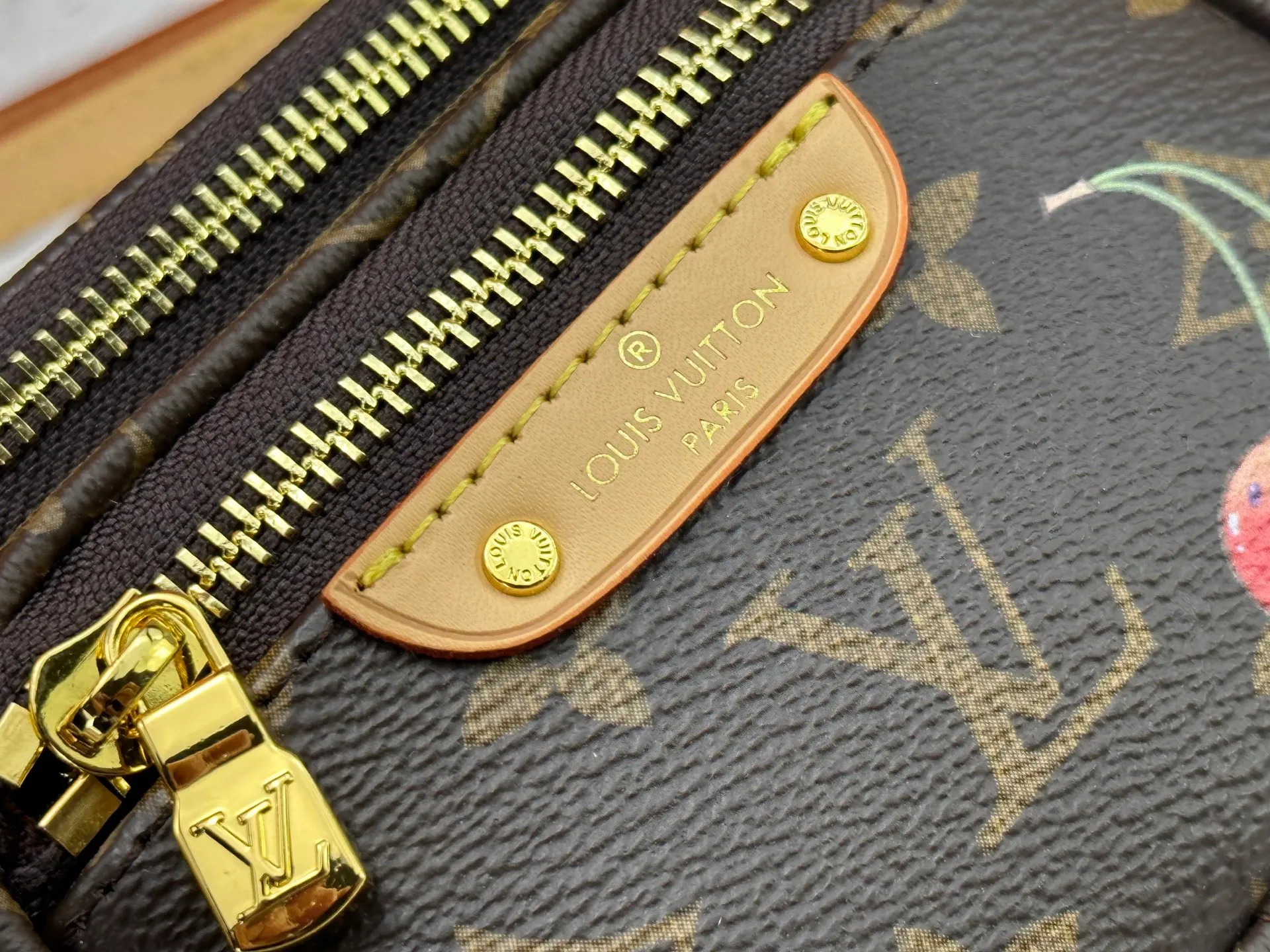 P240 M82208 M00130 M82335 This Mini Bumbag handbag comes from the LV Gradient series. The Monogram embossing of Monogram Empreinte leather renders the gradient midsummer color. The on-trend construction features a zipped main compartment and a front pocket with a Louis Vuitton leather label. With the detachable chain and detachable and adjustable shoulder strap, it can be worn as a shoulder or cross-body bag. Dimensions: 17x12x9.5 cm