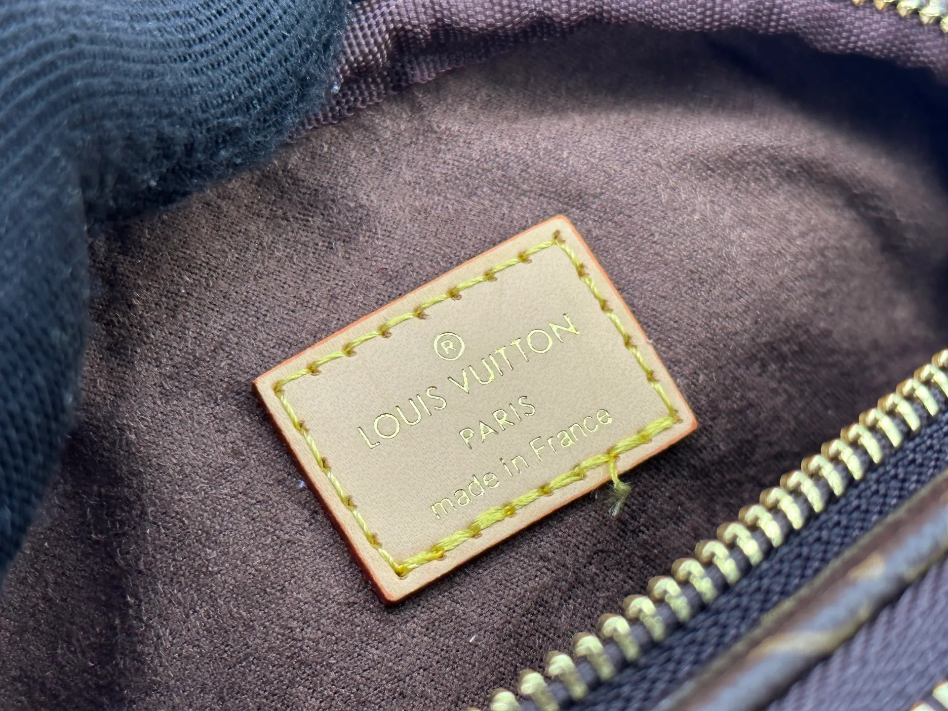 P240 M82208 M00130 M82335 This Mini Bumbag handbag comes from the LV Gradient series. The Monogram embossing of Monogram Empreinte leather renders the gradient midsummer color. The on-trend construction features a zipped main compartment and a front pocket with a Louis Vuitton leather label. With the detachable chain and detachable and adjustable shoulder strap, it can be worn as a shoulder or cross-body bag. Dimensions: 17x12x9.5 cm