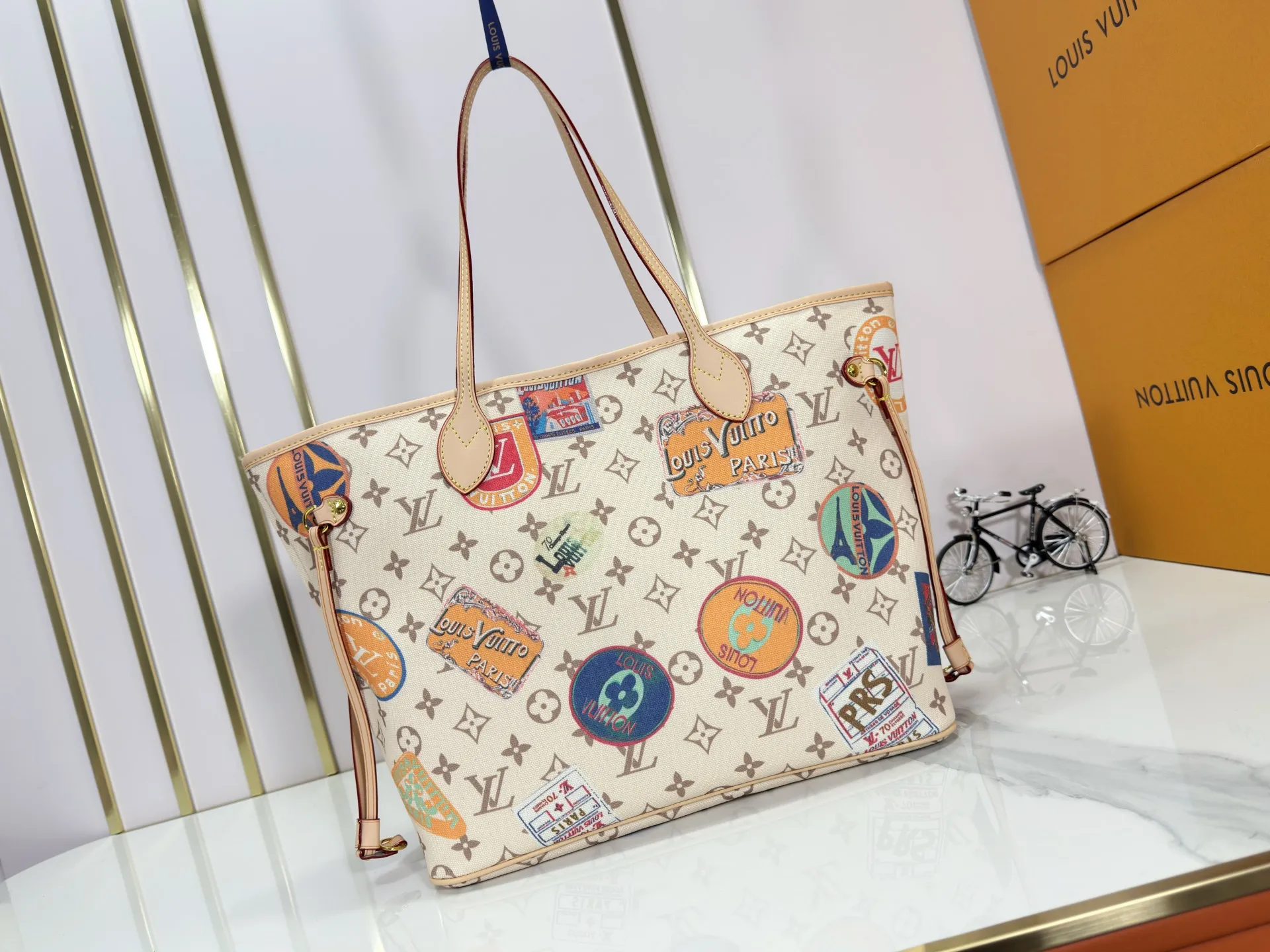 P260 Upgraded original version [Sac Neverfull Inside Out MM] M12061 M25665 M40995 White Flower Sand Dune (double-sided) This reversible Neverfull Inside Out MM bag is an ideal companion for office days and weekend vacations. Sublimated with a gold metallic finish, it's crafted from Monogram Dune canvas on one side and smooth hazel leather on the back. Designed to carry a laptop and other daily essentials, this roomy model features laces and hooks on the sides for adjusting the opening. Removable zippered pouch allows you to store small items.  Dimensions: 31x28x14 cm