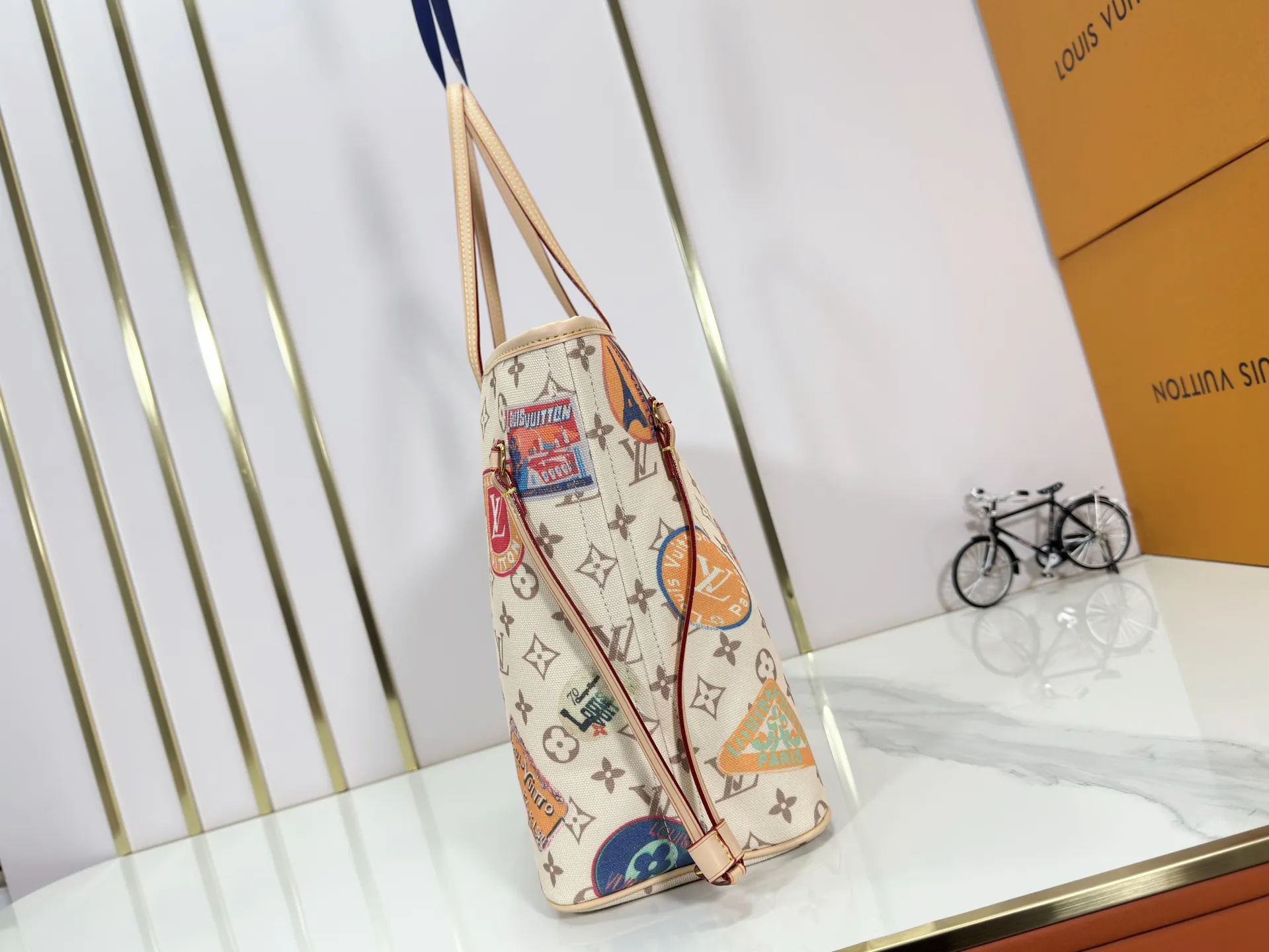 P260 Upgraded original version [Sac Neverfull Inside Out MM] M12061 M25665 M40995 White Flower Sand Dune (double-sided) This reversible Neverfull Inside Out MM bag is an ideal companion for office days and weekend vacations. Sublimated with a gold metallic finish, it's crafted from Monogram Dune canvas on one side and smooth hazel leather on the back. Designed to carry a laptop and other daily essentials, this roomy model features laces and hooks on the sides for adjusting the opening. Removable zippered pouch allows you to store small items.  Dimensions: 31x28x14 cm