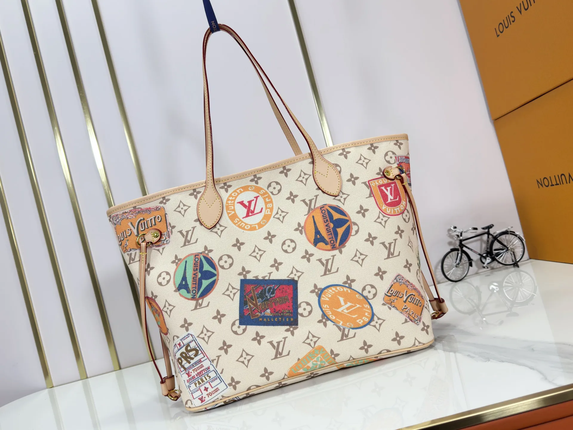 P260 Upgraded original version [Sac Neverfull Inside Out MM] M12061 M25665 M40995 White Flower Sand Dune (double-sided) This reversible Neverfull Inside Out MM bag is an ideal companion for office days and weekend vacations. Sublimated with a gold metallic finish, it's crafted from Monogram Dune canvas on one side and smooth hazel leather on the back. Designed to carry a laptop and other daily essentials, this roomy model features laces and hooks on the sides for adjusting the opening. Removable zippered pouch allows you to store small items.  Dimensions: 31x28x14 cm