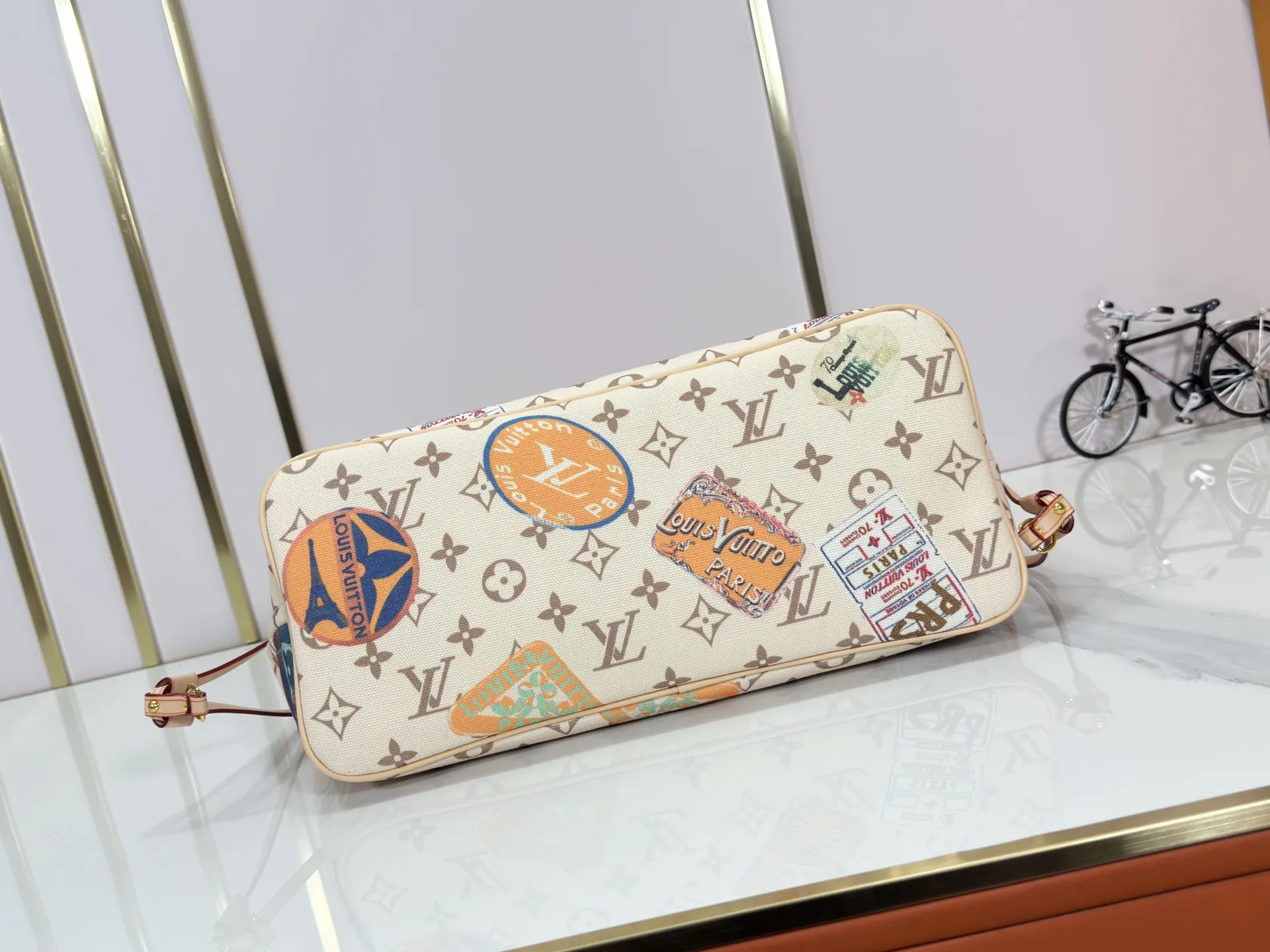 P260 Upgraded original version [Sac Neverfull Inside Out MM] M12061 M25665 M40995 White Flower Sand Dune (double-sided) This reversible Neverfull Inside Out MM bag is an ideal companion for office days and weekend vacations. Sublimated with a gold metallic finish, it's crafted from Monogram Dune canvas on one side and smooth hazel leather on the back. Designed to carry a laptop and other daily essentials, this roomy model features laces and hooks on the sides for adjusting the opening. Removable zippered pouch allows you to store small items.  Dimensions: 31x28x14 cm