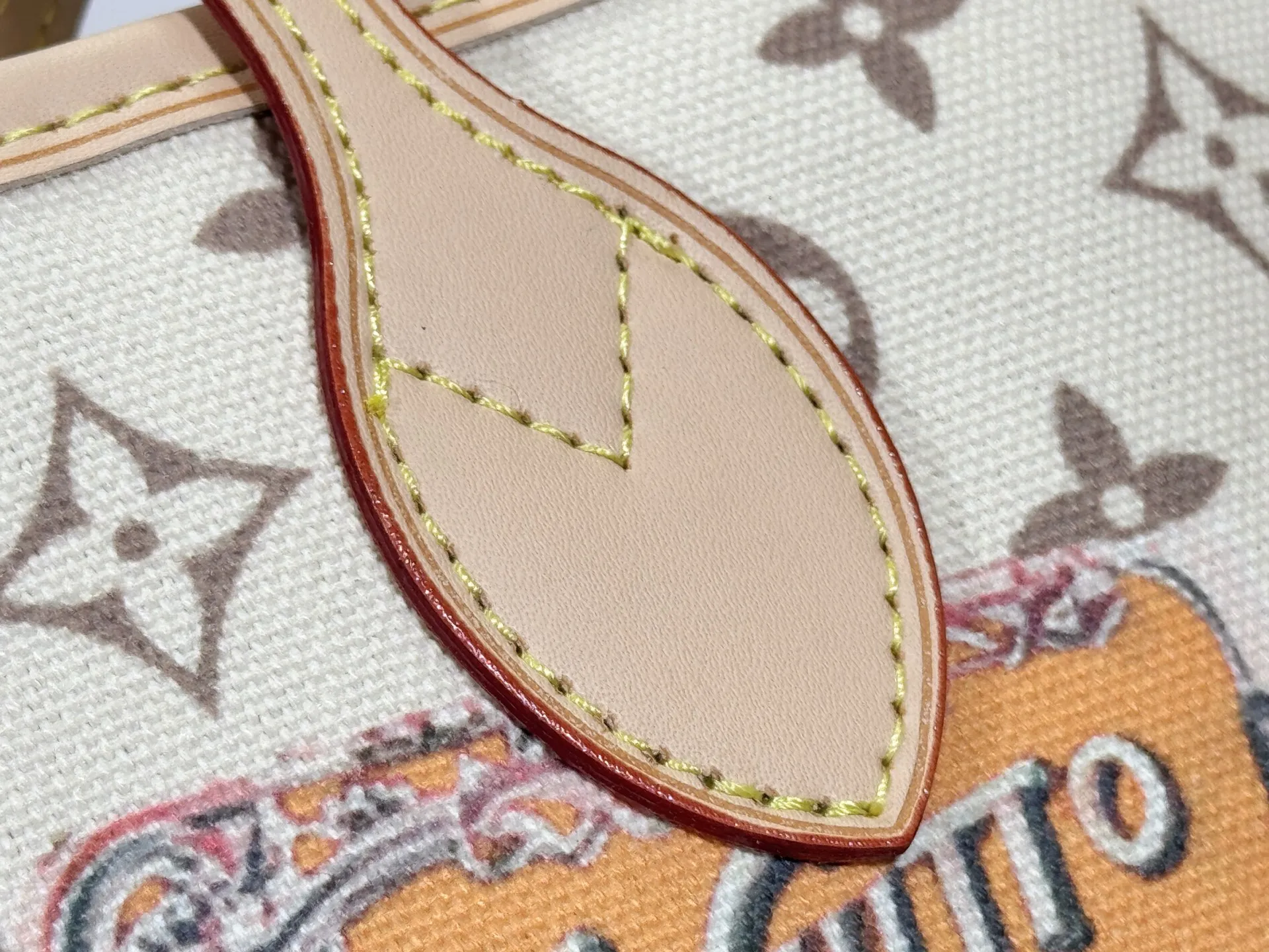 P260 Upgraded original version [Sac Neverfull Inside Out MM] M12061 M25665 M40995 White Flower Sand Dune (double-sided) This reversible Neverfull Inside Out MM bag is an ideal companion for office days and weekend vacations. Sublimated with a gold metallic finish, it's crafted from Monogram Dune canvas on one side and smooth hazel leather on the back. Designed to carry a laptop and other daily essentials, this roomy model features laces and hooks on the sides for adjusting the opening. Removable zippered pouch allows you to store small items.  Dimensions: 31x28x14 cm