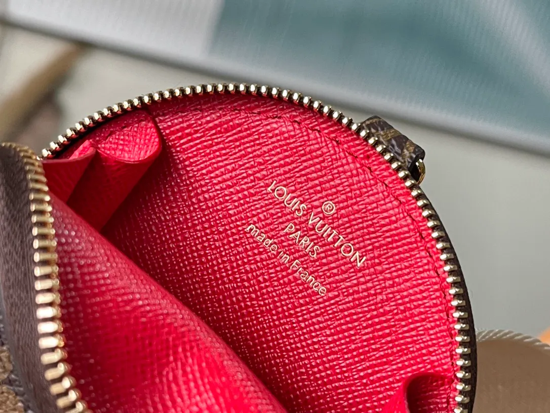 💰840 Top original order M46373 supports counter inspection. The photo taken of duty-free goods is consistent with the product and has not been unpacked. This product is an exclusive duty-free product in the market and is the highest-end product. Inspection is supported. This product has passed strict inspection and is flawless. Please wear gloves when touching the product. This product is not returnable or exchangeable. Please confirm the product first and then remove the label on the handle. This product is temporarily not open to the public, only regular customers, and is in short supply. Dimensions: 25 x 19 x 11.5 cm