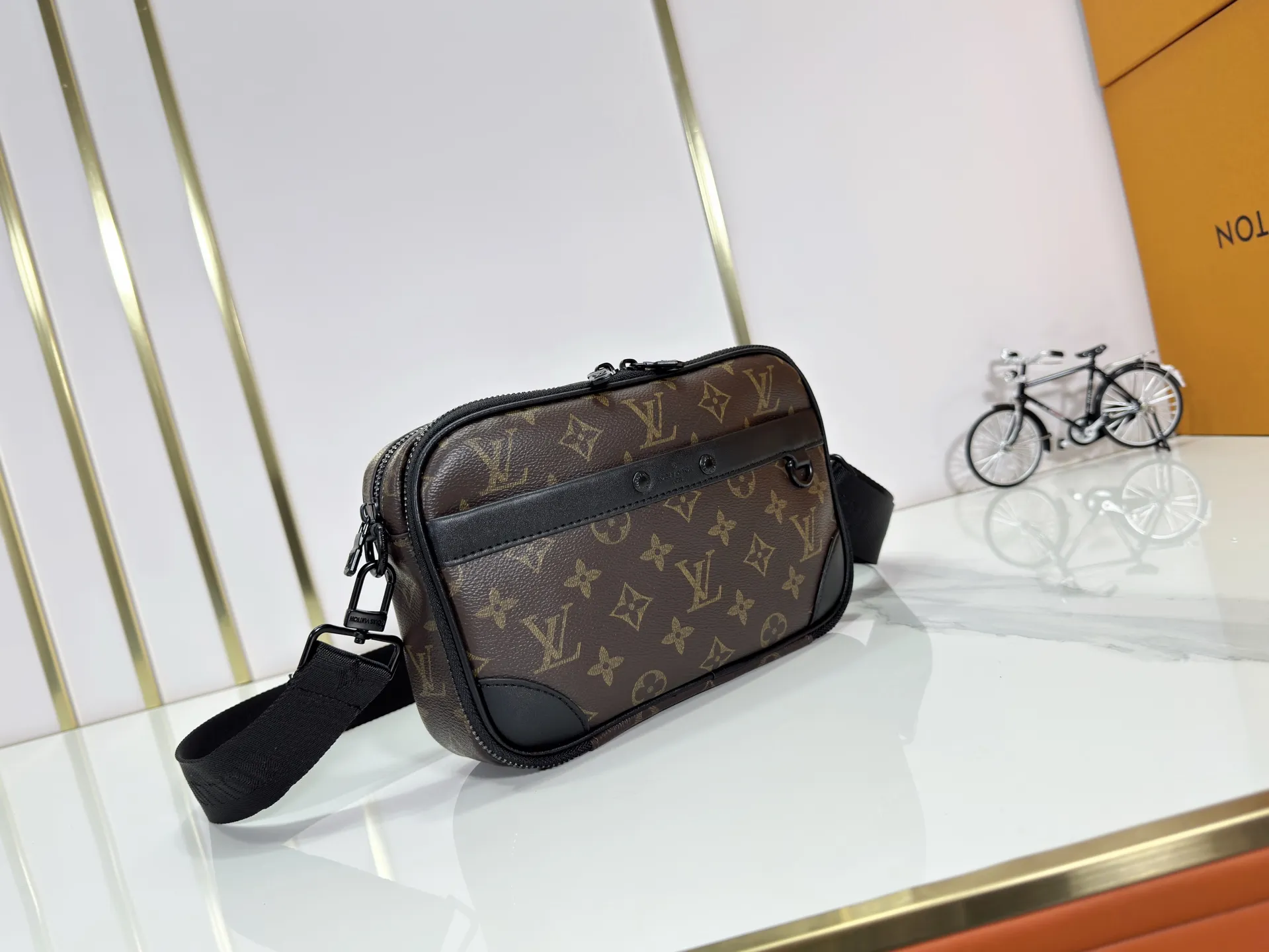 P220 upgraded original M82542 M31069 M46955 M31014 M31016 nano alpha handbag is made of monogram shadow leather with subtle embossed monogram pattern, which makes the compact structure show elegant style. Black leather rivets with black floral pattern, two corners wrapped compartments on the front, box bag, camera bag, shoulder bag oo[handshake][handshake] rivet elements are marked with brand imprints, zipper compartments and external patch pockets are convenient for storing daily needs, and the detachable and adjustable leather shoulder strap allows for comfortable carrying. 24 x 16 x 8 cm (length x height x width)