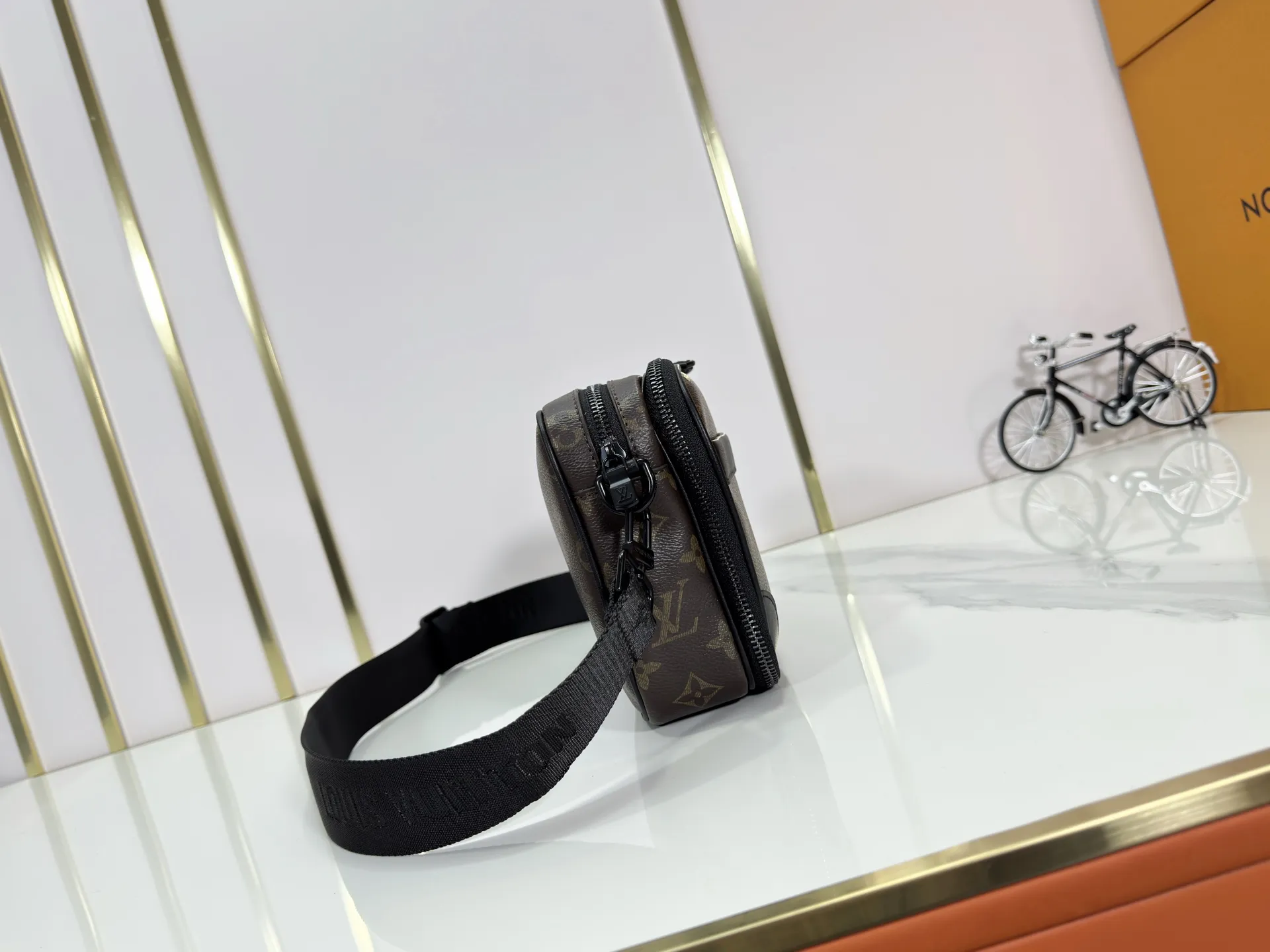 P220 upgraded original M82542 M31069 M46955 M31014 M31016 nano alpha handbag is made of monogram shadow leather with subtle embossed monogram pattern, which makes the compact structure show elegant style. Black leather rivets with black floral pattern, two corners wrapped compartments on the front, box bag, camera bag, shoulder bag oo[handshake][handshake] rivet elements are marked with brand imprints, zipper compartments and external patch pockets are convenient for storing daily needs, and the detachable and adjustable leather shoulder strap allows for comfortable carrying. 24 x 16 x 8 cm (length x height x width)