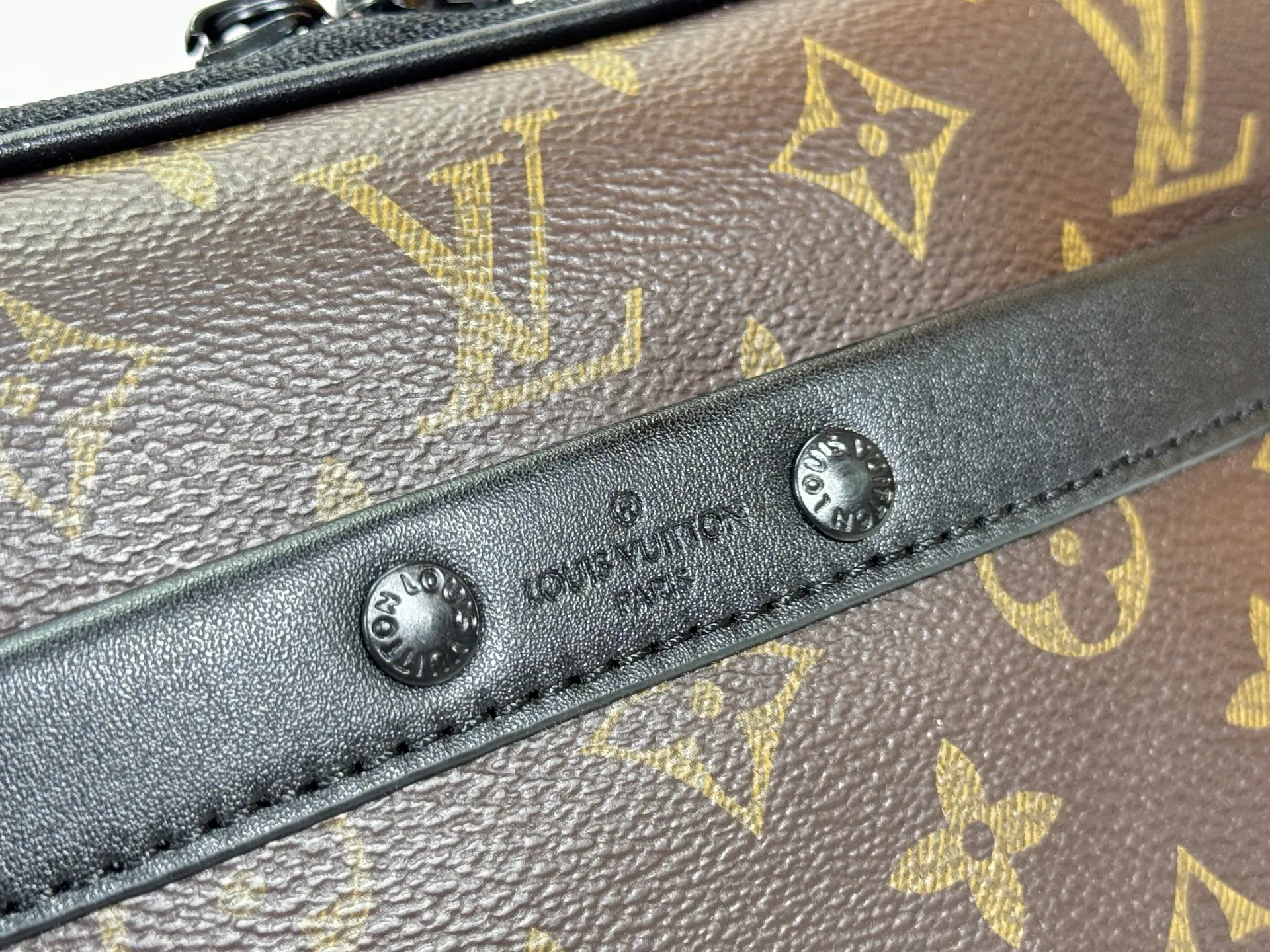 P220 upgraded original M82542 M31069 M46955 M31014 M31016 nano alpha handbag is made of monogram shadow leather with subtle embossed monogram pattern, which makes the compact structure show elegant style. Black leather rivets with black floral pattern, two corners wrapped compartments on the front, box bag, camera bag, shoulder bag oo[handshake][handshake] rivet elements are marked with brand imprints, zipper compartments and external patch pockets are convenient for storing daily needs, and the detachable and adjustable leather shoulder strap allows for comfortable carrying. 24 x 16 x 8 cm (length x height x width)