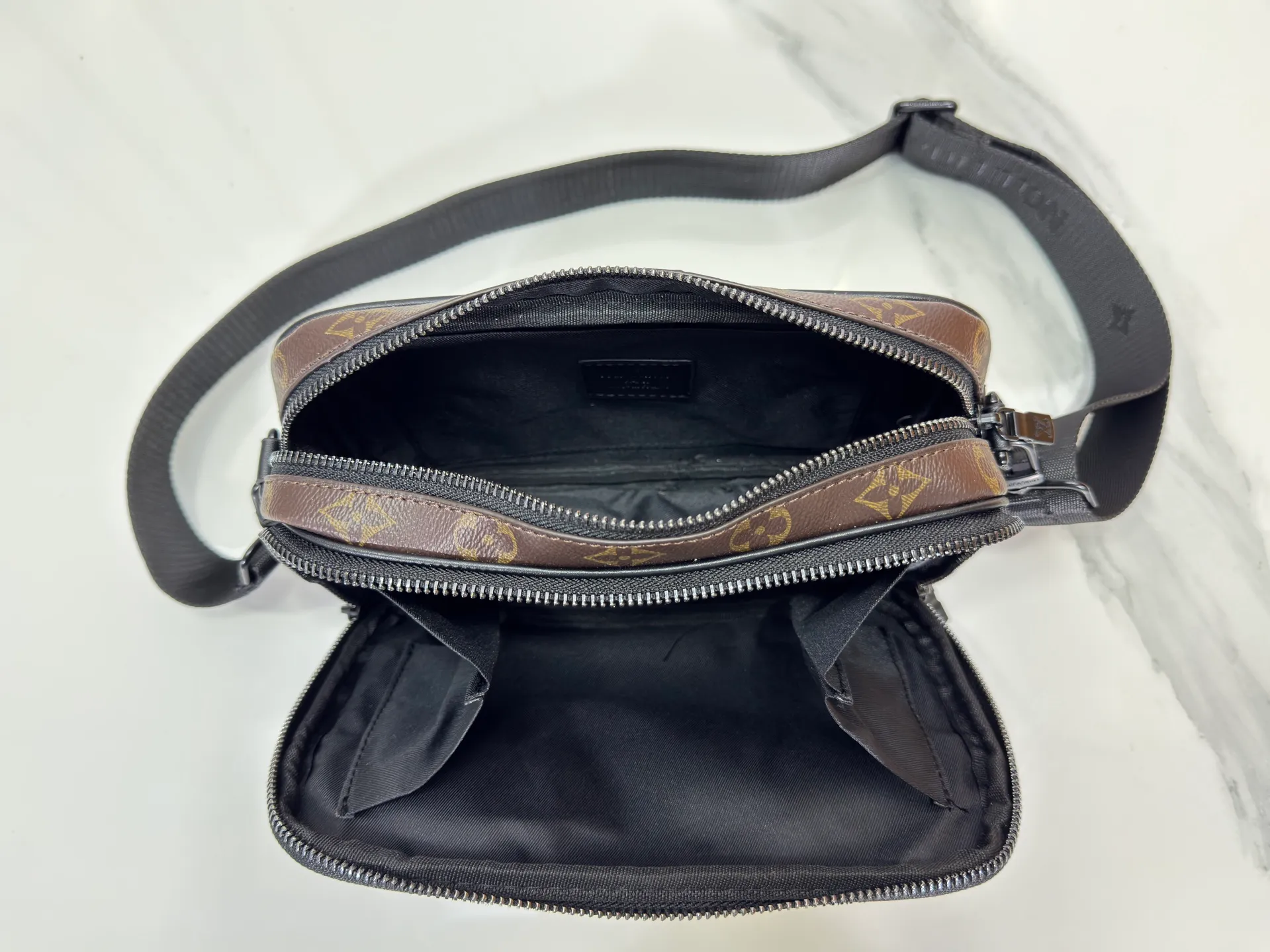 P220 upgraded original M82542 M31069 M46955 M31014 M31016 nano alpha handbag is made of monogram shadow leather with subtle embossed monogram pattern, which makes the compact structure show elegant style. Black leather rivets with black floral pattern, two corners wrapped compartments on the front, box bag, camera bag, shoulder bag oo[handshake][handshake] rivet elements are marked with brand imprints, zipper compartments and external patch pockets are convenient for storing daily needs, and the detachable and adjustable leather shoulder strap allows for comfortable carrying. 24 x 16 x 8 cm (length x height x width)