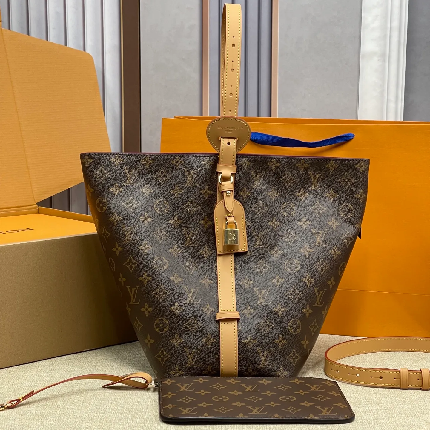 [Upgraded version] P580¥ New counter model·Upgraded version·High quality·With gift box🎁Packaging·Model M12926💗This All In large bucket bag hobo handbag conveys the fun style of the Louis Vuitton x Murakami reissued three-color series with smart details. Monogram coated canvas is rendered in the artist's rainbow of hues, and the nameplate is embellished with bows and padlocks. With the adjustable cowhide handle and leather shoulder strap, it can be carried by hand, shoulder or cross-body.  Size: 26X31X18