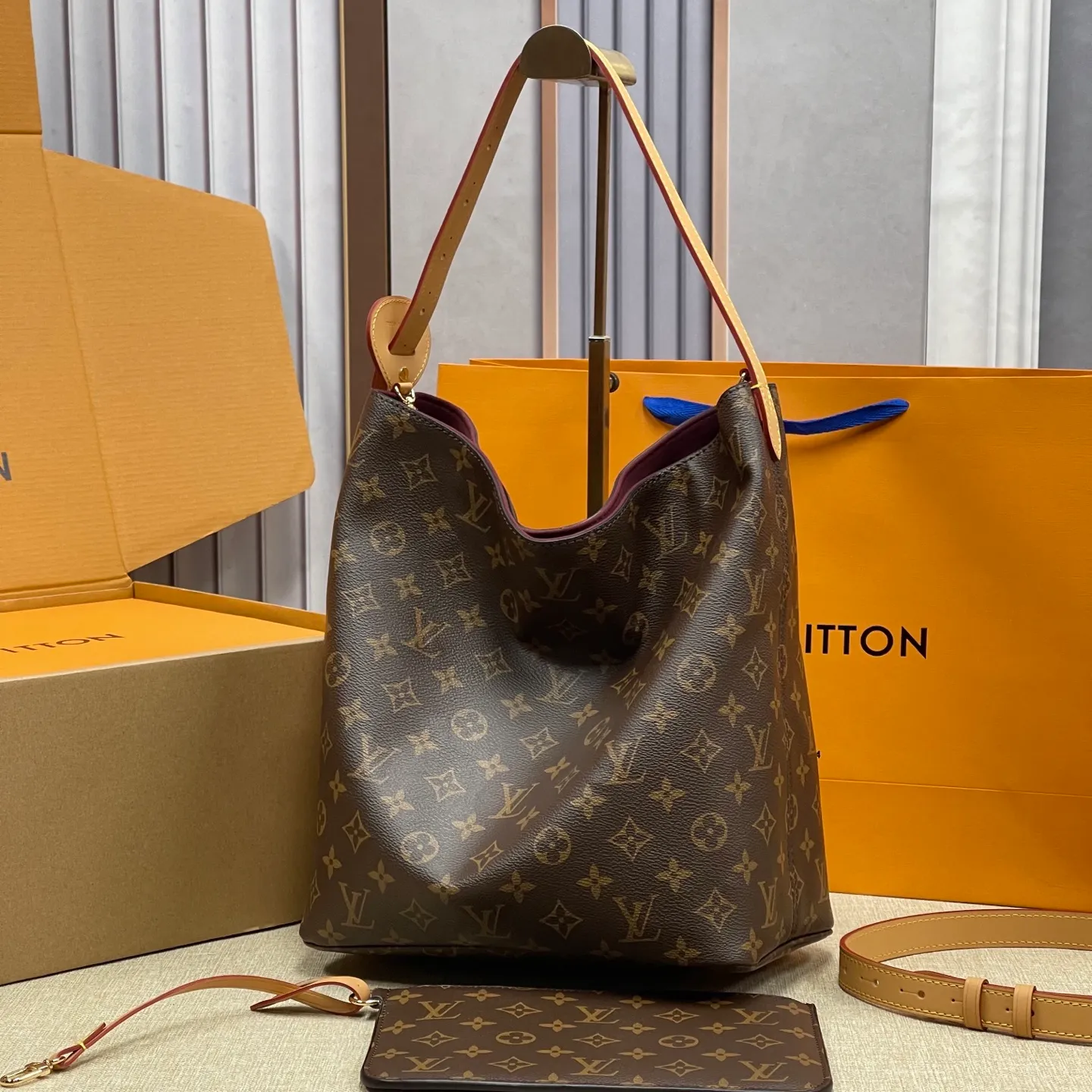 [Upgraded version] P580¥ New counter model·Upgraded version·High quality·With gift box🎁Packaging·Model M12926💗This All In large bucket bag hobo handbag conveys the fun style of the Louis Vuitton x Murakami reissued three-color series with smart details. Monogram coated canvas is rendered in the artist's rainbow of hues, and the nameplate is embellished with bows and padlocks. With the adjustable cowhide handle and leather shoulder strap, it can be carried by hand, shoulder or cross-body.  Size: 26X31X18