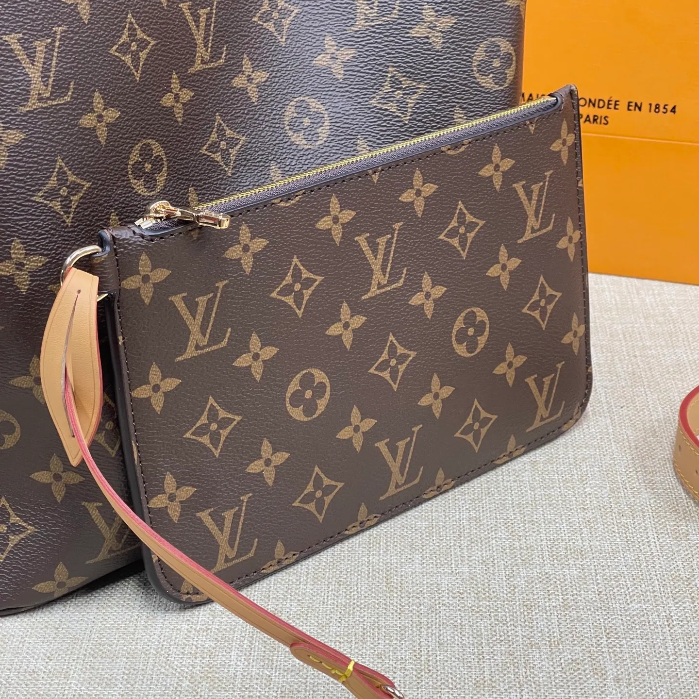[Upgraded version] P580¥ New counter model·Upgraded version·High quality·With gift box🎁Packaging·Model M12926💗This All In large bucket bag hobo handbag conveys the fun style of the Louis Vuitton x Murakami reissued three-color series with smart details. Monogram coated canvas is rendered in the artist's rainbow of hues, and the nameplate is embellished with bows and padlocks. With the adjustable cowhide handle and leather shoulder strap, it can be carried by hand, shoulder or cross-body.  Size: 26X31X18