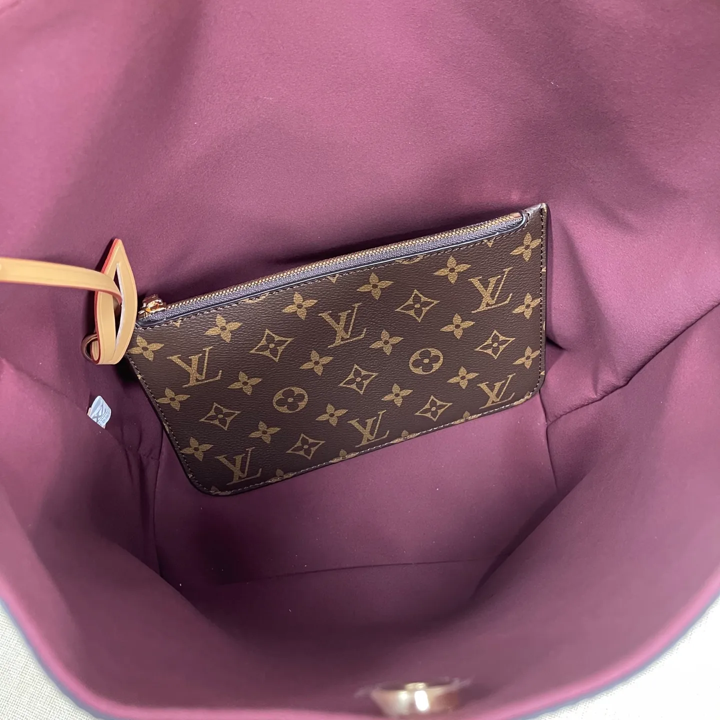 [Upgraded version] P580¥ New counter model·Upgraded version·High quality·With gift box🎁Packaging·Model M12926💗This All In large bucket bag hobo handbag conveys the fun style of the Louis Vuitton x Murakami reissued three-color series with smart details. Monogram coated canvas is rendered in the artist's rainbow of hues, and the nameplate is embellished with bows and padlocks. With the adjustable cowhide handle and leather shoulder strap, it can be carried by hand, shoulder or cross-body.  Size: 26X31X18