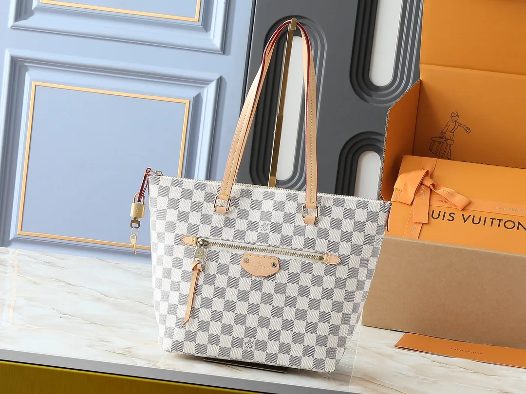 💰Large 140, small 260💰Upgraded original IENA MM handbag 41013 coffee 40040 white grid 42267 presbyopia 42268 The epitome of casual fashion The perfect daily companion for women Perfect functionality and unique elegance Will definitely become your best friend Microfiber lining & tree lamb leather decoration Front zipper layer Shiny gold metal plate decorated cowhide pull tag The quality is as real as the photo Pure copper carved hardware with first-layer cowhide. Size: large 42/27/17, small 35/23/13