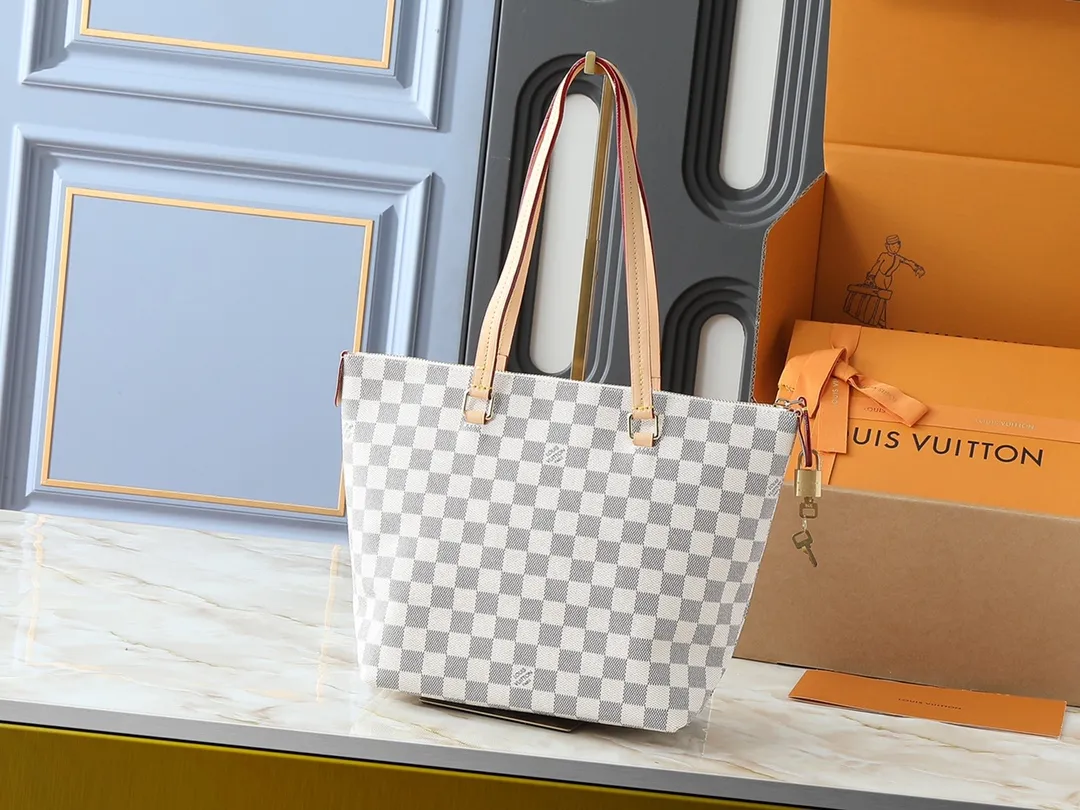 💰Large 140, small 260💰Upgraded original IENA MM handbag 41013 coffee 40040 white grid 42267 presbyopia 42268 The epitome of casual fashion The perfect daily companion for women Perfect functionality and unique elegance Will definitely become your best friend Microfiber lining & tree lamb leather decoration Front zipper layer Shiny gold metal plate decorated cowhide pull tag The quality is as real as the photo Pure copper carved hardware with first-layer cowhide. Size: large 42/27/17, small 35/23/13