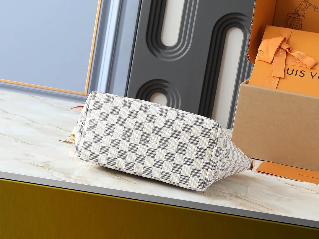 💰Large 140, small 260💰Upgraded original IENA MM handbag 41013 coffee 40040 white grid 42267 presbyopia 42268 The epitome of casual fashion The perfect daily companion for women Perfect functionality and unique elegance Will definitely become your best friend Microfiber lining & tree lamb leather decoration Front zipper layer Shiny gold metal plate decorated cowhide pull tag The quality is as real as the photo Pure copper carved hardware with first-layer cowhide. Size: large 42/27/17, small 35/23/13