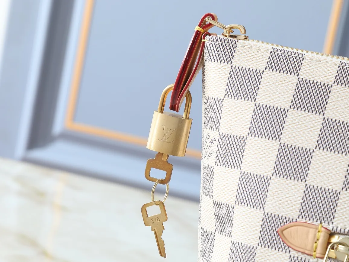 💰Large 140, small 260💰Upgraded original IENA MM handbag 41013 coffee 40040 white grid 42267 presbyopia 42268 The epitome of casual fashion The perfect daily companion for women Perfect functionality and unique elegance Will definitely become your best friend Microfiber lining & tree lamb leather decoration Front zipper layer Shiny gold metal plate decorated cowhide pull tag The quality is as real as the photo Pure copper carved hardware with first-layer cowhide. Size: large 42/27/17, small 35/23/13