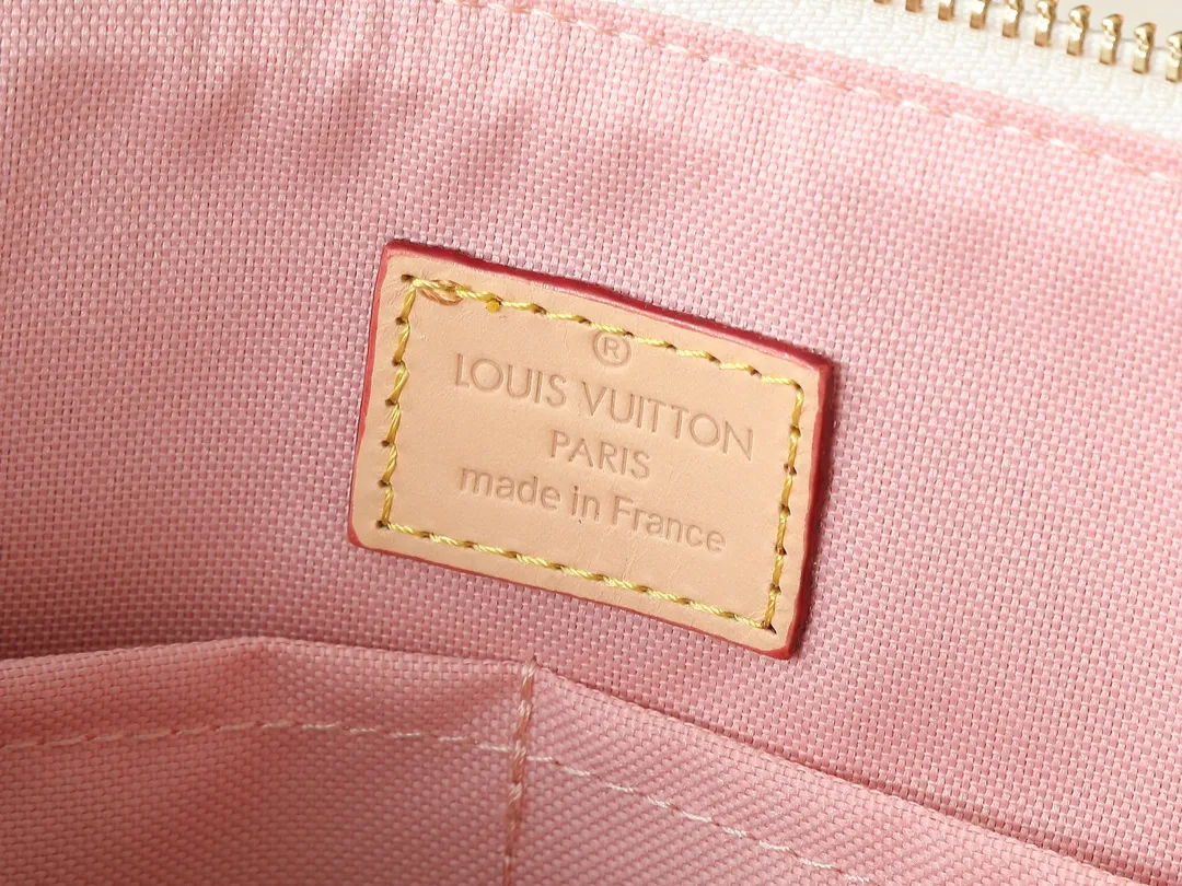 💰Large 140, small 260💰Upgraded original IENA MM handbag 41013 coffee 40040 white grid 42267 presbyopia 42268 The epitome of casual fashion The perfect daily companion for women Perfect functionality and unique elegance Will definitely become your best friend Microfiber lining & tree lamb leather decoration Front zipper layer Shiny gold metal plate decorated cowhide pull tag The quality is as real as the photo Pure copper carved hardware with first-layer cowhide. Size: large 42/27/17, small 35/23/13