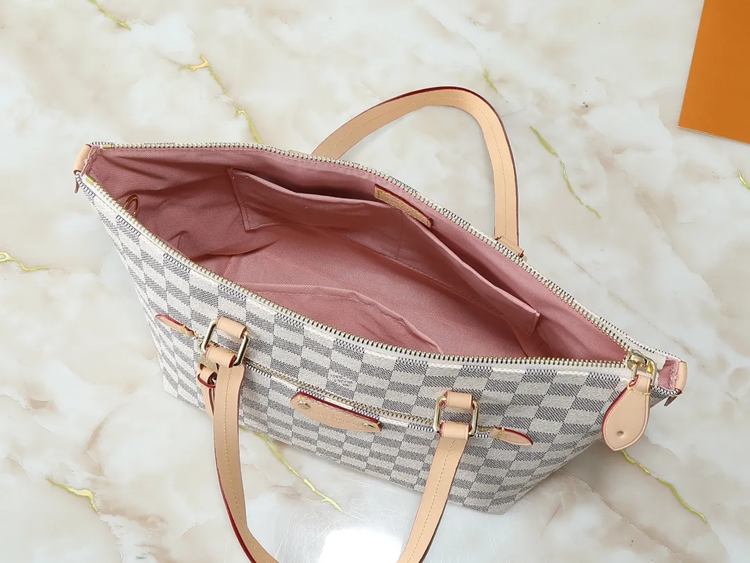 💰Large 140, small 260💰Upgraded original IENA MM handbag 41013 coffee 40040 white grid 42267 presbyopia 42268 The epitome of casual fashion The perfect daily companion for women Perfect functionality and unique elegance Will definitely become your best friend Microfiber lining & tree lamb leather decoration Front zipper layer Shiny gold metal plate decorated cowhide pull tag The quality is as real as the photo Pure copper carved hardware with first-layer cowhide. Size: large 42/27/17, small 35/23/13