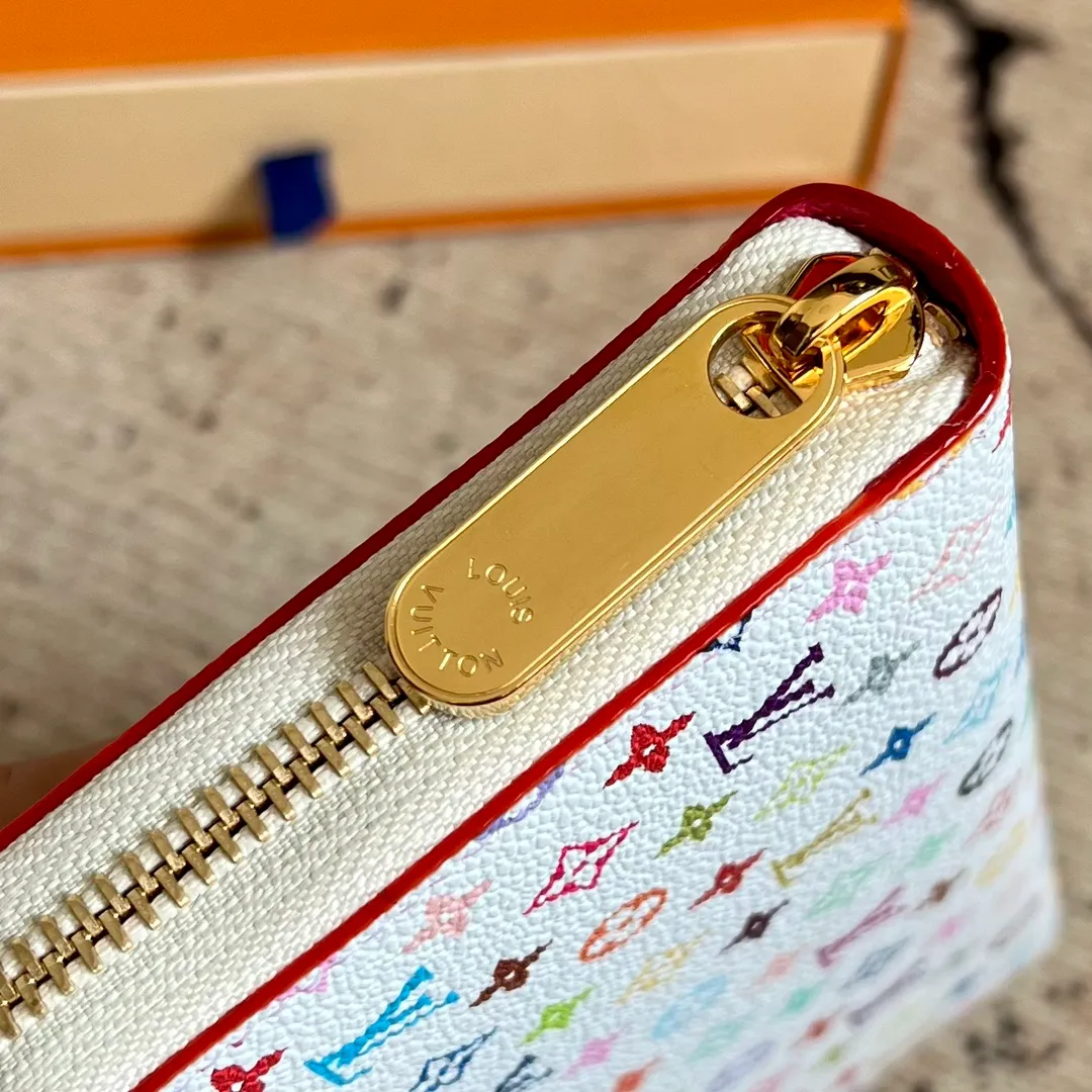 Factory price 400, top original order, M13992 white color, single zipper wallet series, Zippy Ld zipper wallet, this unique collectible zippy zipper wallet, this Monogram print is interpreted in 33 colorful colors. In 2025, Takashi Murakami and LV jointly launched the white tricolor and black tricolor, which were launched in twelve sections and became popular around the world. They are loved by celebrities and celebrities. They are lively, childlike and friendly. 19.5× 10.5x 2.5 cm (length x height x width)