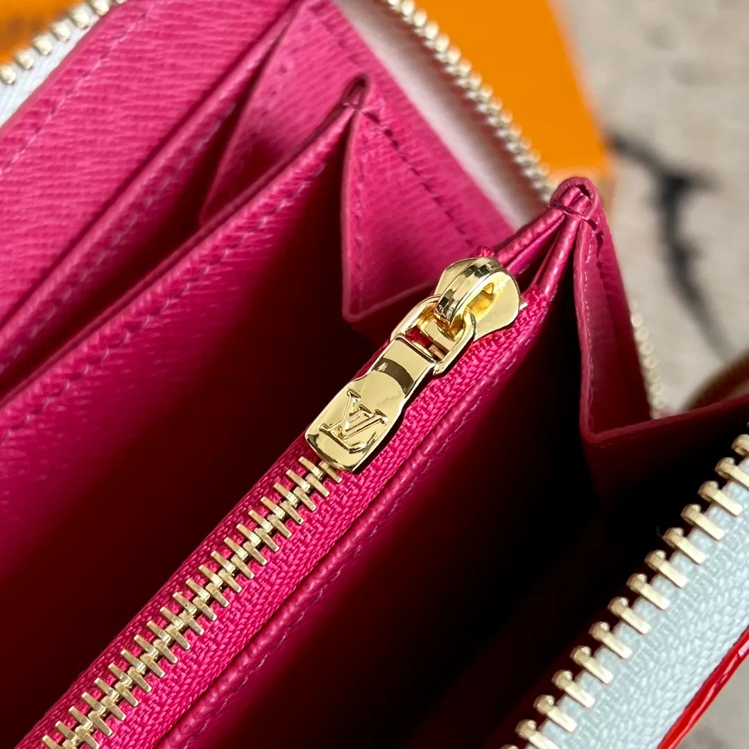Factory price 400, top original order, M13992 white color, single zipper wallet series, Zippy Ld zipper wallet, this unique collectible zippy zipper wallet, this Monogram print is interpreted in 33 colorful colors. In 2025, Takashi Murakami and LV jointly launched the white tricolor and black tricolor, which were launched in twelve sections and became popular around the world. They are loved by celebrities and celebrities. They are lively, childlike and friendly. 19.5× 10.5x 2.5 cm (length x height x width)