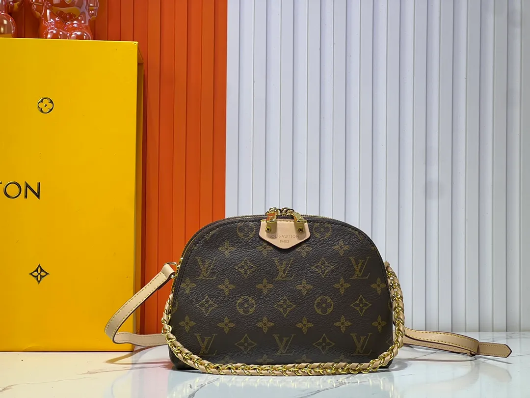Batch 260💰M12996 LV Half Crescent Double Zipper Handbag A brand new silhouette double zipper handbag, the half crescent double zipper design is not only practical and convenient, but also an excellent choice for fashion matching. In addition, the latest item, Sim Trunk, perfectly combines sturdiness with pin details, demonstrating Louis Vuitton’s ultimate pursuit of craftsmanship. Silver zippers and exquisite chains add a touch of luxury and sophistication to the entire series. Whether you're going out on a daily basis or attending a party, these accessories can be the finishing touch to your outfit. Come and explore this Louis Vuitton 2025 collection full of surprises! Let every detail show your unique taste and personality! Size 22.14