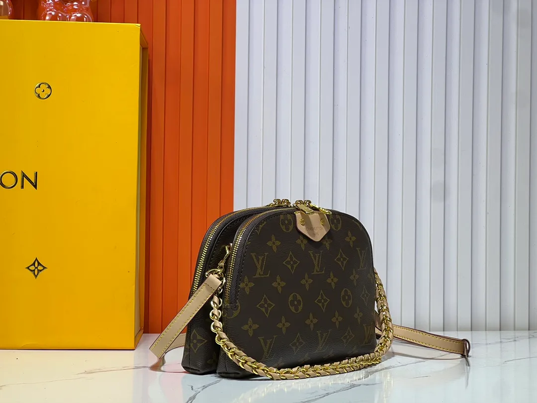 Batch 260💰M12996 LV Half Crescent Double Zipper Handbag A brand new silhouette double zipper handbag, the half crescent double zipper design is not only practical and convenient, but also an excellent choice for fashion matching. In addition, the latest item, Sim Trunk, perfectly combines sturdiness with pin details, demonstrating Louis Vuitton’s ultimate pursuit of craftsmanship. Silver zippers and exquisite chains add a touch of luxury and sophistication to the entire series. Whether you're going out on a daily basis or attending a party, these accessories can be the finishing touch to your outfit. Come and explore this Louis Vuitton 2025 collection full of surprises! Let every detail show your unique taste and personality! Size 22.14