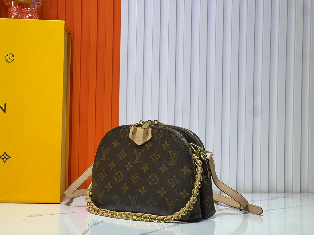 Batch 260💰M12996 LV Half Crescent Double Zipper Handbag A brand new silhouette double zipper handbag, the half crescent double zipper design is not only practical and convenient, but also an excellent choice for fashion matching. In addition, the latest item, Sim Trunk, perfectly combines sturdiness with pin details, demonstrating Louis Vuitton’s ultimate pursuit of craftsmanship. Silver zippers and exquisite chains add a touch of luxury and sophistication to the entire series. Whether you're going out on a daily basis or attending a party, these accessories can be the finishing touch to your outfit. Come and explore this Louis Vuitton 2025 collection full of surprises! Let every detail show your unique taste and personality! Size 22.14