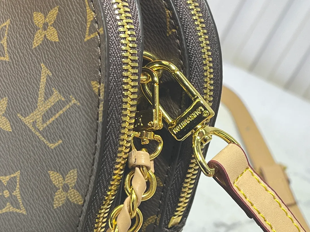 Batch 260💰M12996 LV Half Crescent Double Zipper Handbag A brand new silhouette double zipper handbag, the half crescent double zipper design is not only practical and convenient, but also an excellent choice for fashion matching. In addition, the latest item, Sim Trunk, perfectly combines sturdiness with pin details, demonstrating Louis Vuitton’s ultimate pursuit of craftsmanship. Silver zippers and exquisite chains add a touch of luxury and sophistication to the entire series. Whether you're going out on a daily basis or attending a party, these accessories can be the finishing touch to your outfit. Come and explore this Louis Vuitton 2025 collection full of surprises! Let every detail show your unique taste and personality! Size 22.14