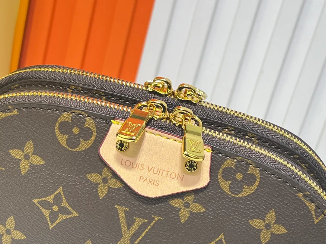 Batch 260💰M12996 LV Half Crescent Double Zipper Handbag A brand new silhouette double zipper handbag, the half crescent double zipper design is not only practical and convenient, but also an excellent choice for fashion matching. In addition, the latest item, Sim Trunk, perfectly combines sturdiness with pin details, demonstrating Louis Vuitton’s ultimate pursuit of craftsmanship. Silver zippers and exquisite chains add a touch of luxury and sophistication to the entire series. Whether you're going out on a daily basis or attending a party, these accessories can be the finishing touch to your outfit. Come and explore this Louis Vuitton 2025 collection full of surprises! Let every detail show your unique taste and personality! Size 22.14