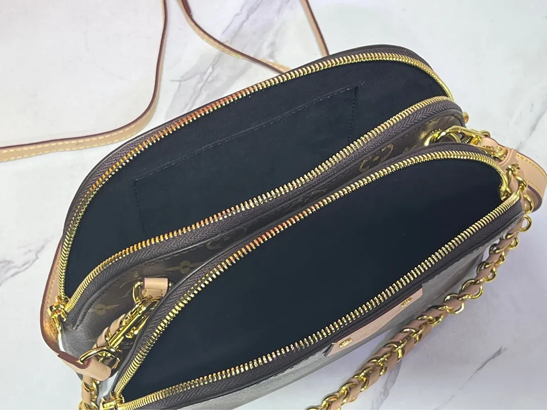 Batch 260💰M12996 LV Half Crescent Double Zipper Handbag A brand new silhouette double zipper handbag, the half crescent double zipper design is not only practical and convenient, but also an excellent choice for fashion matching. In addition, the latest item, Sim Trunk, perfectly combines sturdiness with pin details, demonstrating Louis Vuitton’s ultimate pursuit of craftsmanship. Silver zippers and exquisite chains add a touch of luxury and sophistication to the entire series. Whether you're going out on a daily basis or attending a party, these accessories can be the finishing touch to your outfit. Come and explore this Louis Vuitton 2025 collection full of surprises! Let every detail show your unique taste and personality! Size 22.14