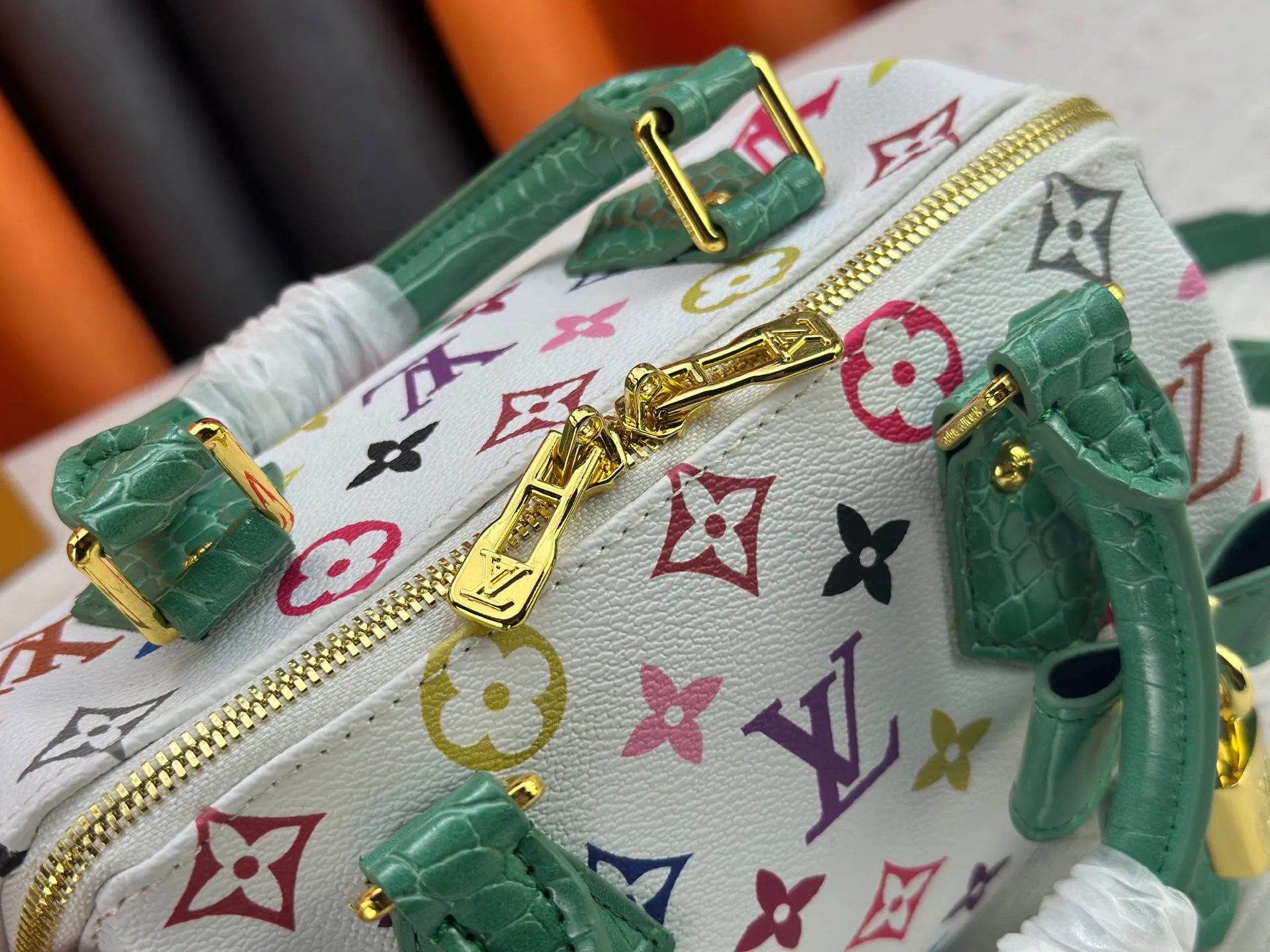 P260 Upgraded original crocodile pattern M13365 M58953 M46234 M46222 Speedy Bandoulière 20 handbag is made of soft coated canvas, and the full-length Monogram pattern is traced in colorful rainbow tones, highlighting the smart style of the Louis Vuitton x Murakami reissue series. The Toron handle and detachable shoulder strap are constructed of cow leather, the metal corners recall classic luggage elements, and the bow-shaped key bag and padlock add brand touches. Dimensions: 20.5 x 13.5 x 12.0 cm (length x height x width)