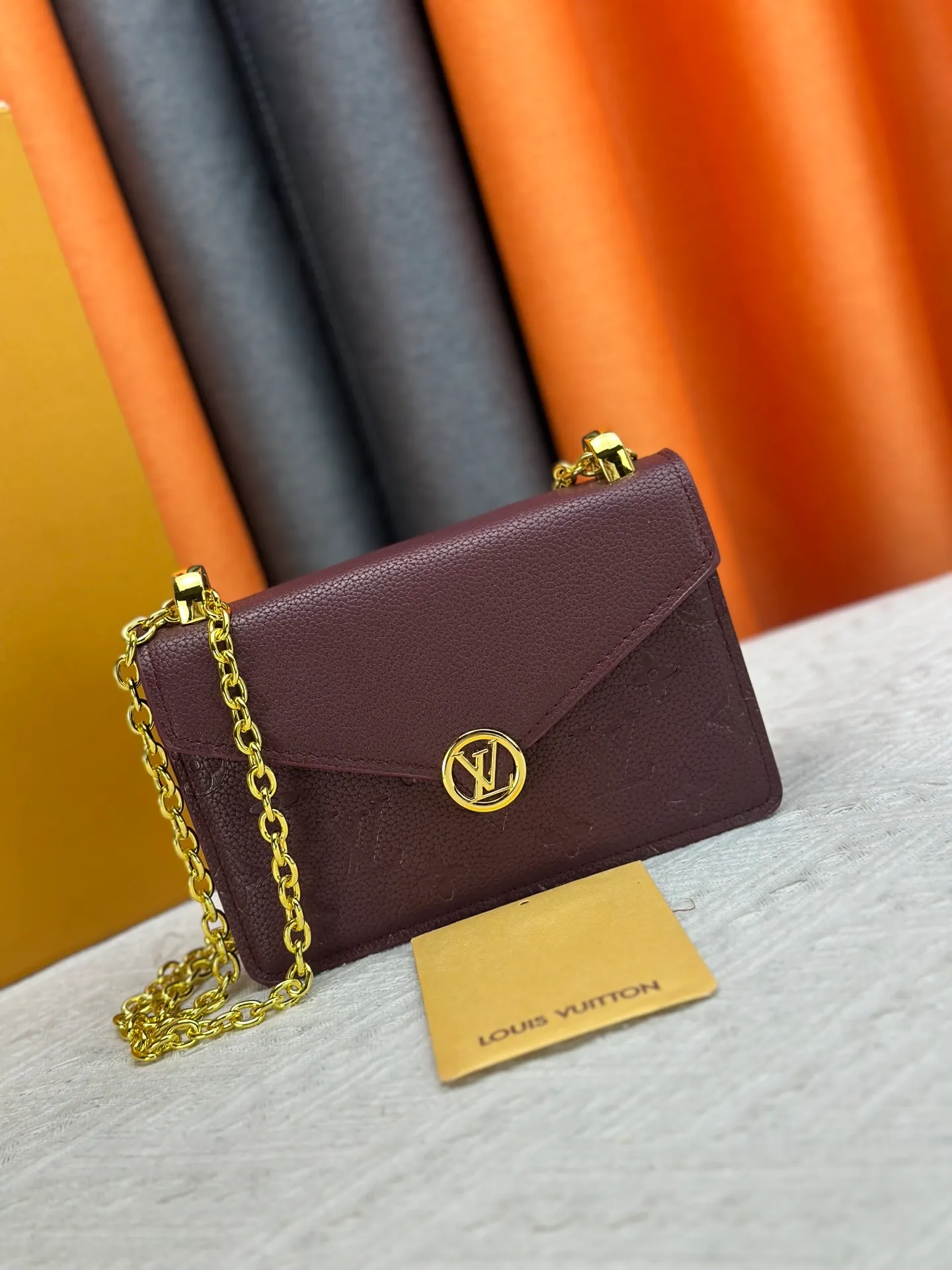 P220 M13569 black M13570 gray M25814 burgundy (chain/embossed) [Portefeuille chaîne Rosy] This Rosy chain wallet is both fashionable and practical, adding a modern spirit to the Monogram Empreinte series. It has an elegant LV circle and a V-shaped flap, two hallmarks of the house. The magnetic closure reveals a surprise Monogram flower, as well as three card slots and a flat interior pocket. The sliding chain allows you to wear it crosswise or over the shoulder.  Dimensions: 19.5 x 13.5 x 6.5 cm