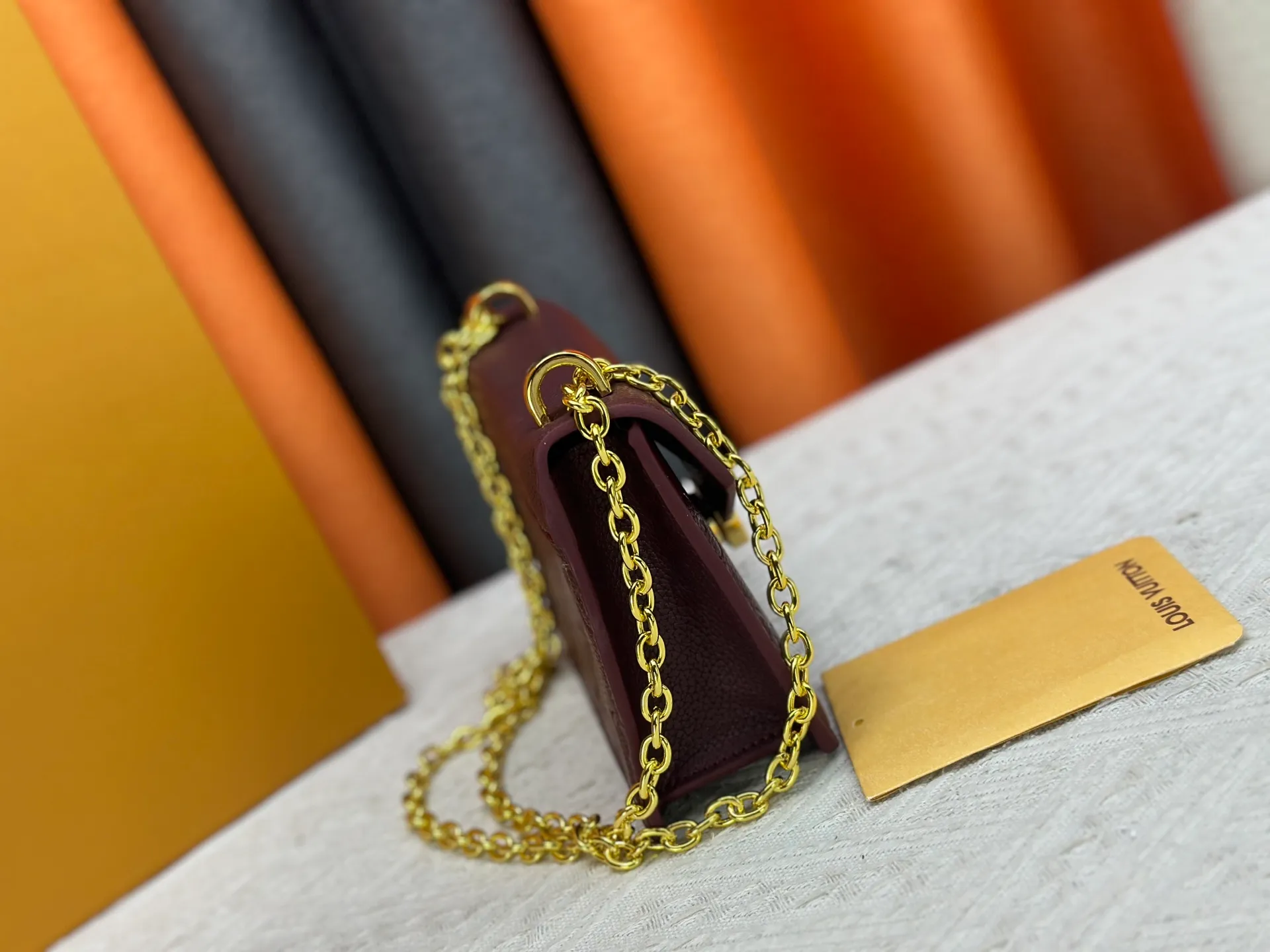 P220 M13569 black M13570 gray M25814 burgundy (chain/embossed) [Portefeuille chaîne Rosy] This Rosy chain wallet is both fashionable and practical, adding a modern spirit to the Monogram Empreinte series. It has an elegant LV circle and a V-shaped flap, two hallmarks of the house. The magnetic closure reveals a surprise Monogram flower, as well as three card slots and a flat interior pocket. The sliding chain allows you to wear it crosswise or over the shoulder.  Dimensions: 19.5 x 13.5 x 6.5 cm