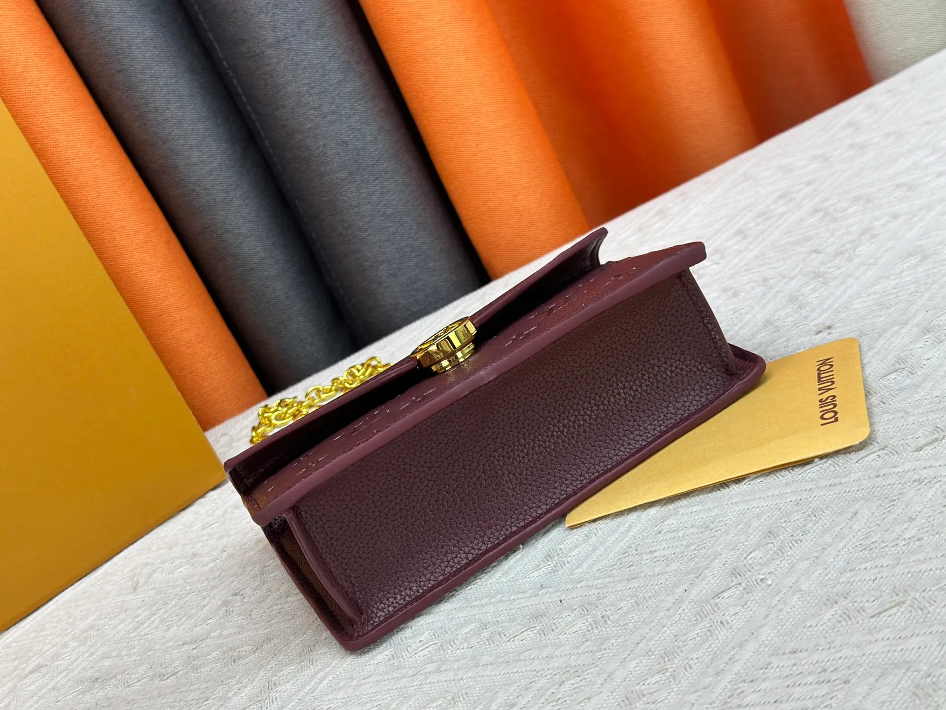 P220 M13569 black M13570 gray M25814 burgundy (chain/embossed) [Portefeuille chaîne Rosy] This Rosy chain wallet is both fashionable and practical, adding a modern spirit to the Monogram Empreinte series. It has an elegant LV circle and a V-shaped flap, two hallmarks of the house. The magnetic closure reveals a surprise Monogram flower, as well as three card slots and a flat interior pocket. The sliding chain allows you to wear it crosswise or over the shoulder.  Dimensions: 19.5 x 13.5 x 6.5 cm
