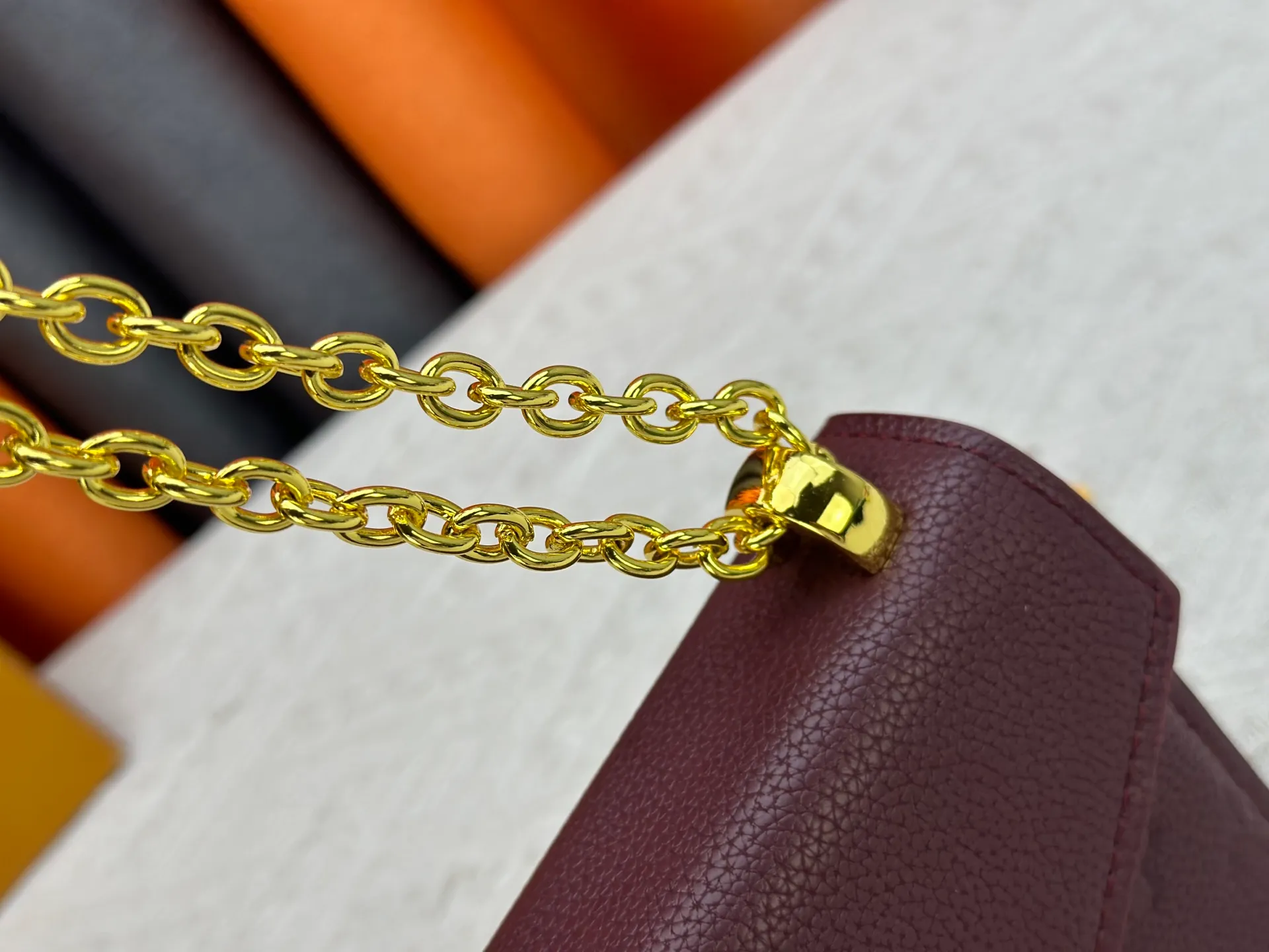P220 M13569 black M13570 gray M25814 burgundy (chain/embossed) [Portefeuille chaîne Rosy] This Rosy chain wallet is both fashionable and practical, adding a modern spirit to the Monogram Empreinte series. It has an elegant LV circle and a V-shaped flap, two hallmarks of the house. The magnetic closure reveals a surprise Monogram flower, as well as three card slots and a flat interior pocket. The sliding chain allows you to wear it crosswise or over the shoulder.  Dimensions: 19.5 x 13.5 x 6.5 cm