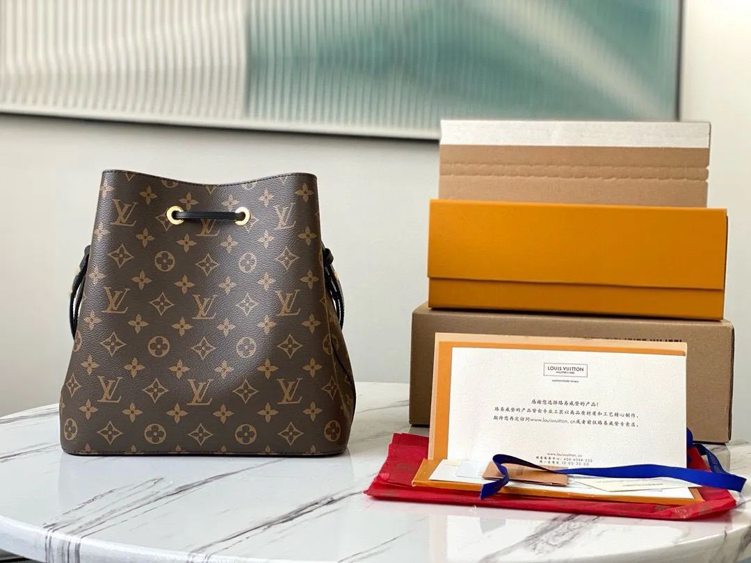 💰760 Top Original Order M44020 Black Top Original Order Gaston-Louis Vuitton's wine bag designed specifically for transporting champagne in 1932 meets contemporary trends and is transformed into the Néo Noé bucket bag, which embodies the beauty of heritage. Monogram canvas outlines soft lines, with colorful leather trim and tonal multi-layer bonded lining. Dimensions: 26 x 26 x 17.5 cm