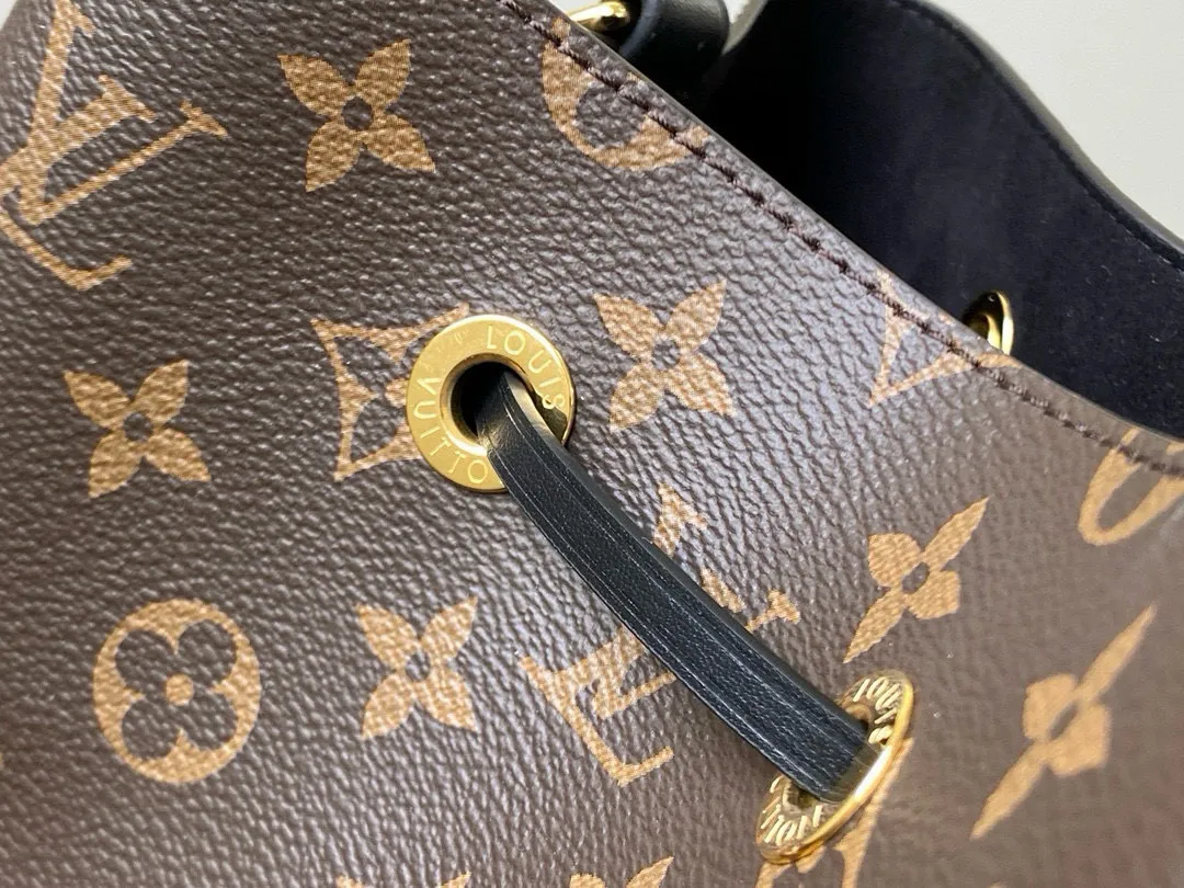 💰760 Top Original Order M44020 Black Top Original Order Gaston-Louis Vuitton's wine bag designed specifically for transporting champagne in 1932 meets contemporary trends and is transformed into the Néo Noé bucket bag, which embodies the beauty of heritage. Monogram canvas outlines soft lines, with colorful leather trim and tonal multi-layer bonded lining. Dimensions: 26 x 26 x 17.5 cm