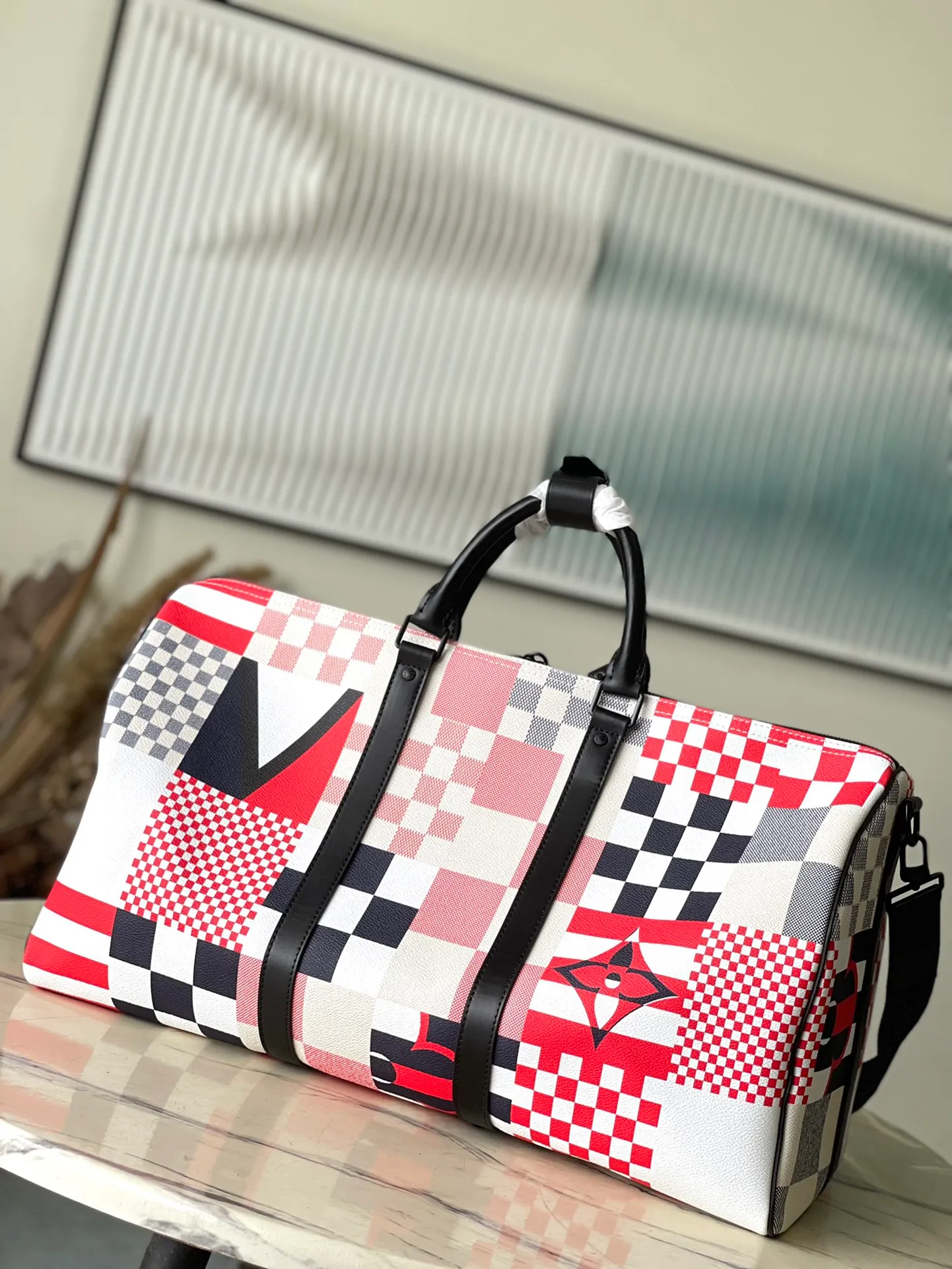 💰1180 Top Original M11674 This Keepall Bandouliere50 travel bag is from the America's Cup series. It uses Damier Flags canvas to gather flag patterns of different proportions and tones, and uses the new Damier pattern to pay tribute to the nautical tradition of using flags to transmit signals. Dimensions: 50 × 29 × 23 cm
