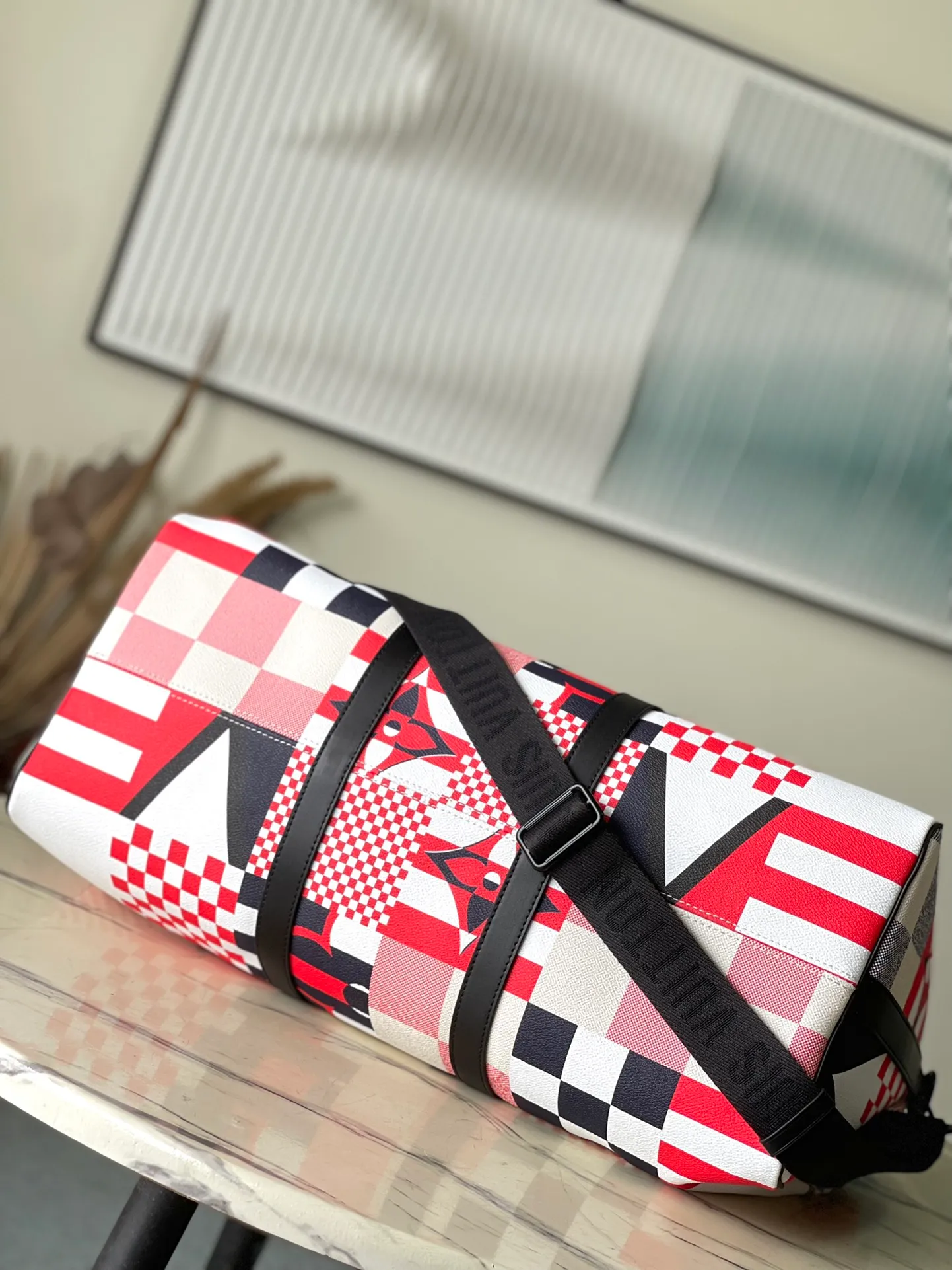 💰1180 Top Original M11674 This Keepall Bandouliere50 travel bag is from the America's Cup series. It uses Damier Flags canvas to gather flag patterns of different proportions and tones, and uses the new Damier pattern to pay tribute to the nautical tradition of using flags to transmit signals. Dimensions: 50 × 29 × 23 cm