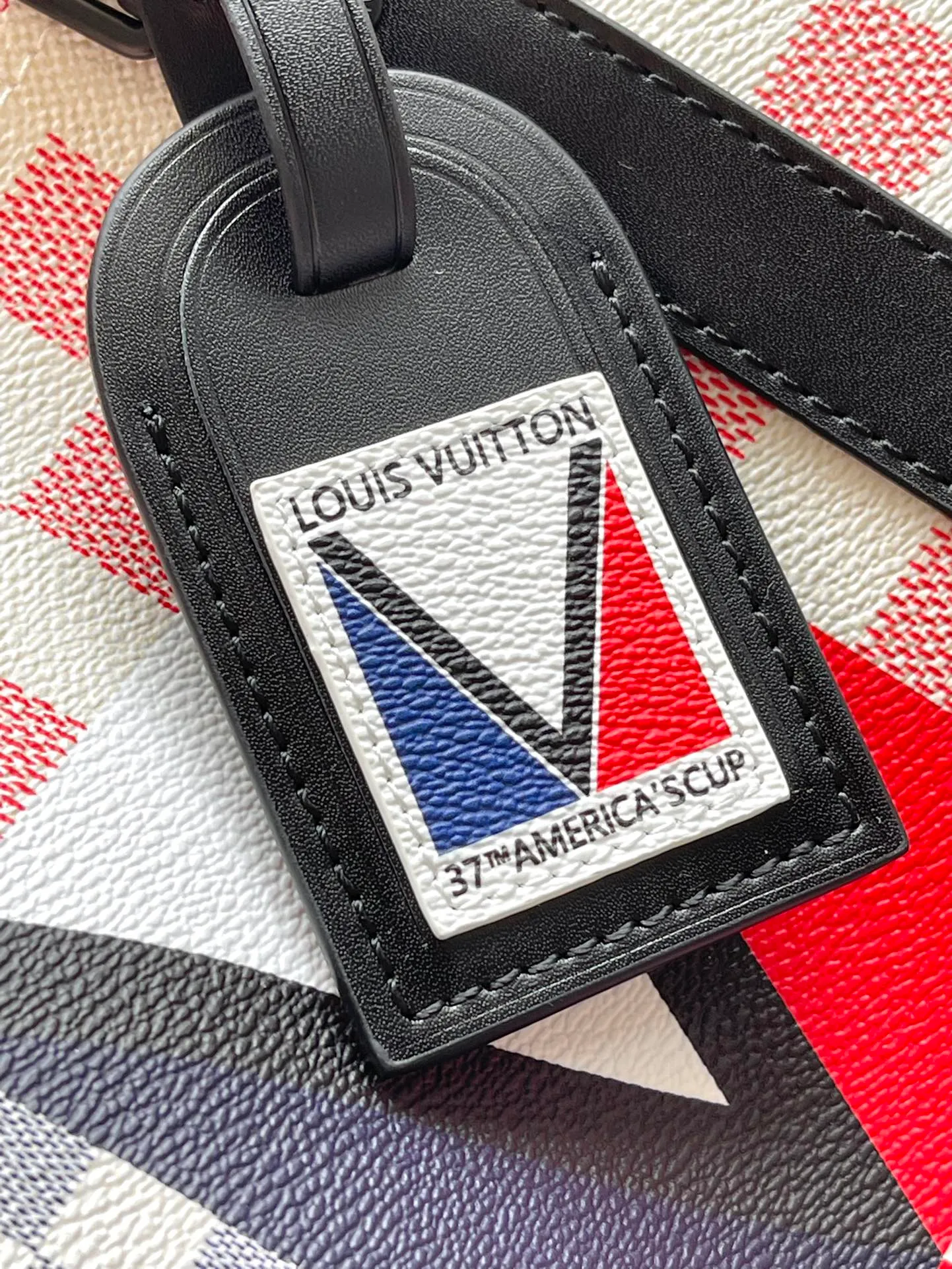 💰1180 Top Original M11674 This Keepall Bandouliere50 travel bag is from the America's Cup series. It uses Damier Flags canvas to gather flag patterns of different proportions and tones, and uses the new Damier pattern to pay tribute to the nautical tradition of using flags to transmit signals. Dimensions: 50 × 29 × 23 cm