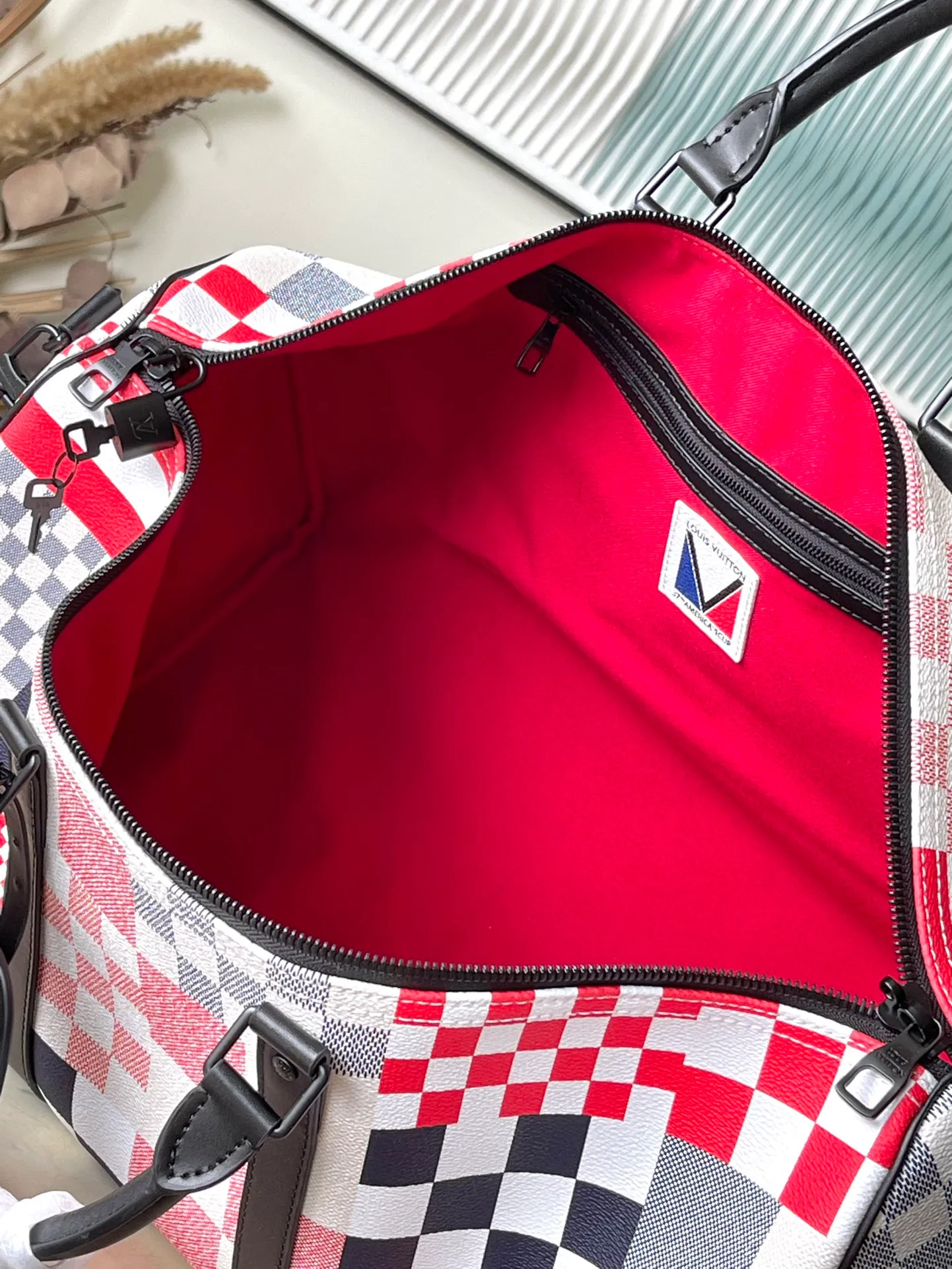 💰1180 Top Original M11674 This Keepall Bandouliere50 travel bag is from the America's Cup series. It uses Damier Flags canvas to gather flag patterns of different proportions and tones, and uses the new Damier pattern to pay tribute to the nautical tradition of using flags to transmit signals. Dimensions: 50 × 29 × 23 cm
